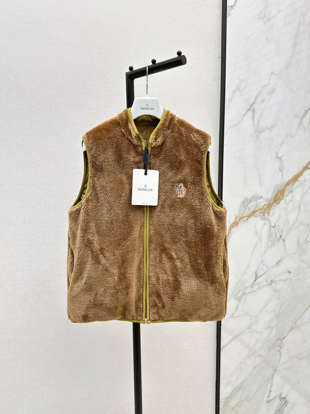 NO:463987,Exclusive first release with dust bag Mc 25Ss———The latest double-sided wearable down vest jacket with autumn and winter original custom memory silk pun Teddy, full of youthfulness, age-reducing handsome girlish style, bread suit H style casually matched super fashionable!  National Standard 90 white gooseberry filling, lightweight, warm and comfortable, two colors for sale in stock, Jackets & coats, down jacket, alexander wang19860909配防尘袋独家首发 Mc 25Ss————秋冬最新款双面可穿毛绒羽绒马甲外套原版定制记忆丝拼泰迪 青春感拉满 减龄帅气少女风 面包服H版型随性搭配超时髦！国标90白鹅绒填充 轻盈保暖又舒适 两色现货发售sml,,jackets & coats,down jacket,alexander wang,Women's clothing