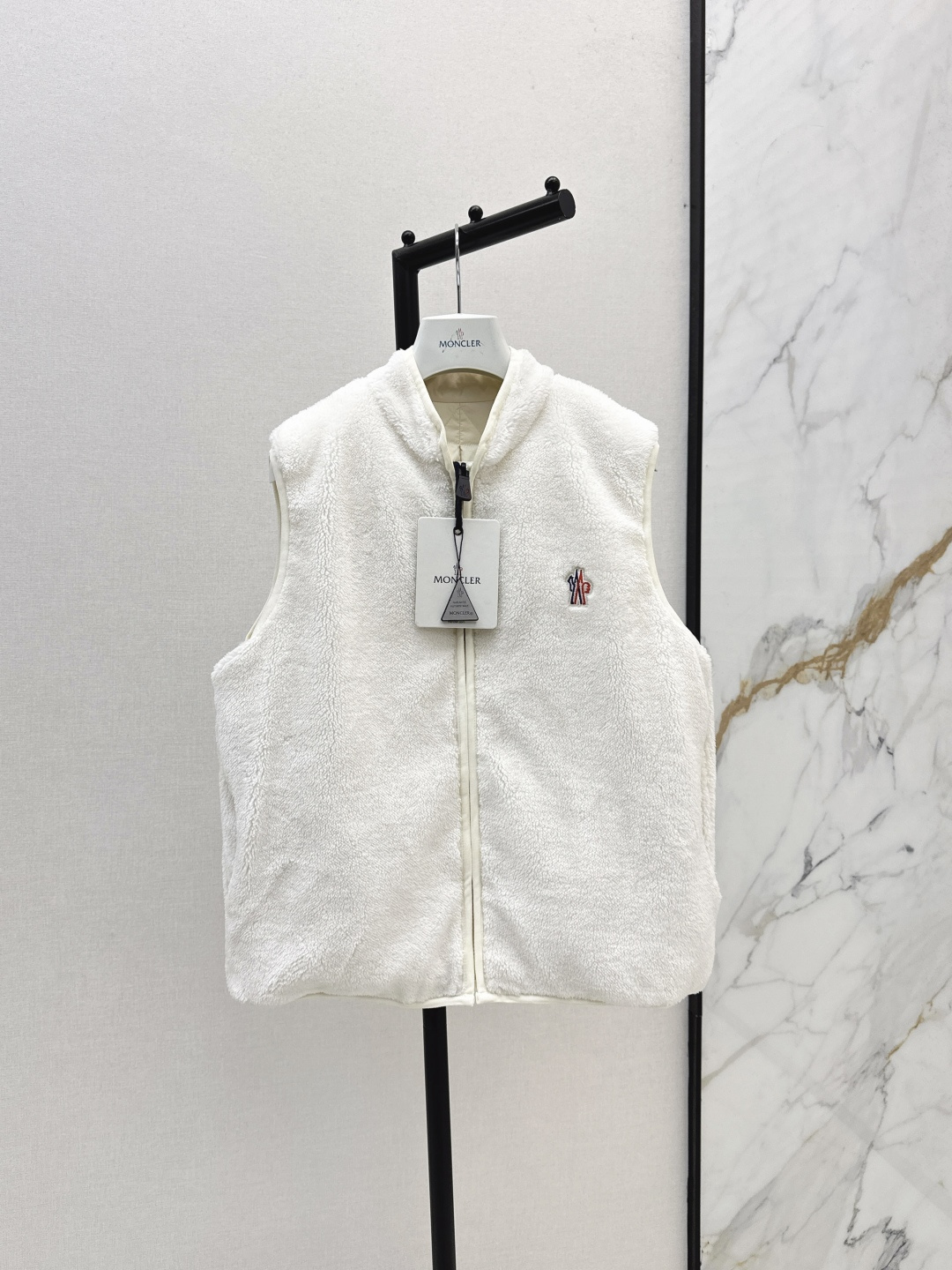 NO:463980,Exclusive first release with dust bag Mc 25Ss———The latest double-sided wearable down vest jacket with autumn and winter original custom memory silk pun Teddy, full of youthfulness, age-reducing handsome girlish style, bread suit H style casually matched super fashionable!  National Standard 90 white gooseberry filling, lightweight, warm and comfortable, two colors for sale in stock, Jackets & coats, down jacket, alexander wang19860909配防尘袋独家首发 Mc 25Ss————秋冬最新款双面可穿毛绒羽绒马甲外套原版定制记忆丝拼泰迪 青春感拉满 减龄帅气少女风 面包服H版型随性搭配超时髦！国标90白鹅绒填充 轻盈保暖又舒适 两色现货发售sml,,jackets & coats,down jacket,alexander wang,Women's clothing