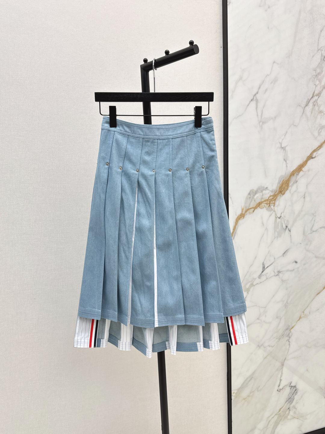 NO:463964,TB 25Ss——————The latest twill denim striped spliced ​​pleated long skirt skirt side contrasting color webbing element decoration A-line pleated skirt style is super wearable and not picky. Classic short front and long slit design on the front and back are super long legs. It can be sweet and salty. The college style reduces the age-reducing girlish temperament. One color is available for sale in stock. SML, skirts, alexander wang19860909TB 25Ss————早秋最新款斜纹牛仔条纹拼接百褶长裙裙侧撞色织带元素装饰 A字压褶裙摆版型超穿好不挑人 经典前短后长开叉设计上身超显腿长 可甜可盐学院风减龄少女气质 一色现货发售sml,,skirts,alexander wang,Women's clothing