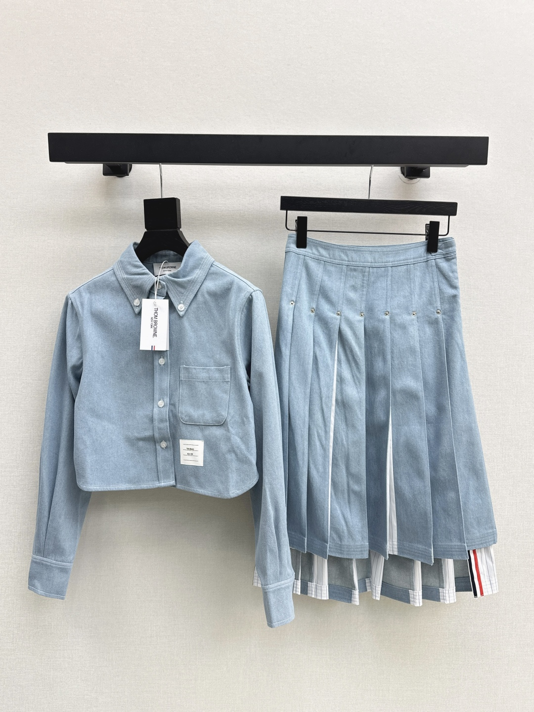 NO:463957,TB 25Ss—————————The latest college style short denim shirt classic element webbing splicing. Small short curved H-shaped design is versatile and not picky. It can be sweet and salty and relaxed and age-reducing the temperament of a girl. Imported twill denim fabric. Recommended a set of matching. One color is available in stock. SML, Shirts, Alexander wang19860909TB 25Ss————早秋最新款学院风短款牛仔衬衫经典元素织带拼接 小短款弧边H版型设计百搭不挑人 可甜可盐休闲减龄少女气质 进口斜纹牛仔面料 推荐一套搭配 一色现货发售sml,,shirts,alexander wang,Women's clothing