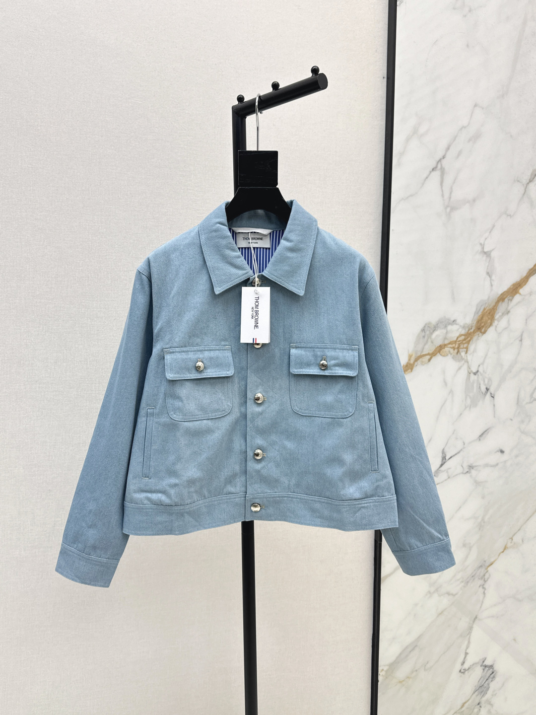 NO:463949,TB 25Ss—————The latest twill denim casual jacket with three-dimensional tailoring H loose fit is versatile and not picky. It can be sweet or salty. The college style reduces the temperament of a girl. The custom striped lining details are very important. The same color is available for sale in stock. SML, Jackets & coats, Jackets & coats, alexander wang19860909TB 25Ss————早秋最新款斜纹牛仔休闲夹克外套立体剪裁H宽松版型百搭不挑人 可甜可盐 学院风减龄少女气质 定制条纹里衬细节很加分 一色现货发售sml,,jackets & coats,jackets & coats,alexander wang,Women's clothing