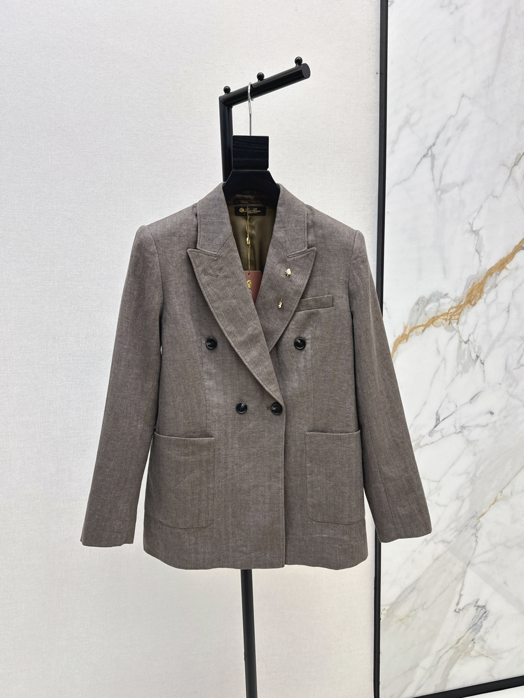 NO:463915,Senior old-fashioned style LP 25Ss—————————The latest retro herringbone double-breasted suit jacket exclusively developed high-end herringbone linen fabric with gun collar style A, cool elegant and atmospheric style on the upper body Super slim delivery brooch Recommended a set of matching One-color spot on sale sml, loro piano, jackets & coats, business suit, brooch, breastpin, alexander wang19860909高级老钱风穿搭 LP 25Ss————早秋最新款复古人字纹双排扣西装外套独家开发的高级人字纹亚麻面料 枪驳领版型又A又飒优雅大气版型上身超显瘦 配送胸针 推荐一套搭配 一色现货发售sml,,loro piana,jackets & coats,business suit,brooch，breastpin,alexander wang,Women's clothing