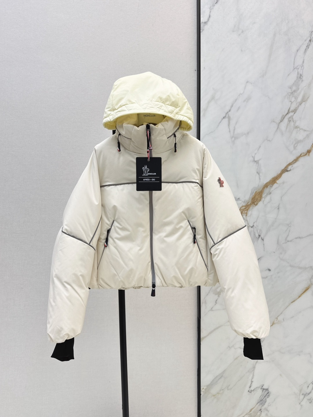 NO:465700,With dust bag MC 25Ss———The latest ski series contrasting color striped collar hooded down jacket with hidden zipper hooded design, presenting a casual style, matched with integrated protective hem, windproof cuffs to enhance warmth, casual matching is super fashionable, national standard 90 white goose down filling, original hardware accessories, details are very important, recommended, two colors are available in stock 0/1/2/3,, down jacket,hats,alexander wang19860909配防尘袋MC 25Ss———秋冬最新款滑雪系列撞色条立领连帽羽绒服 隐藏式拉链连帽设计 呈现休闲版型 搭配一体式防护性衣摆 袖口防风提升保暖性 随性搭配超时髦 国标90白鹅绒填充 原版五金配件 细节很加分 推荐 两色现货发售0/1/2/3,,down jacket,hats,alexander wang,Women's clothing