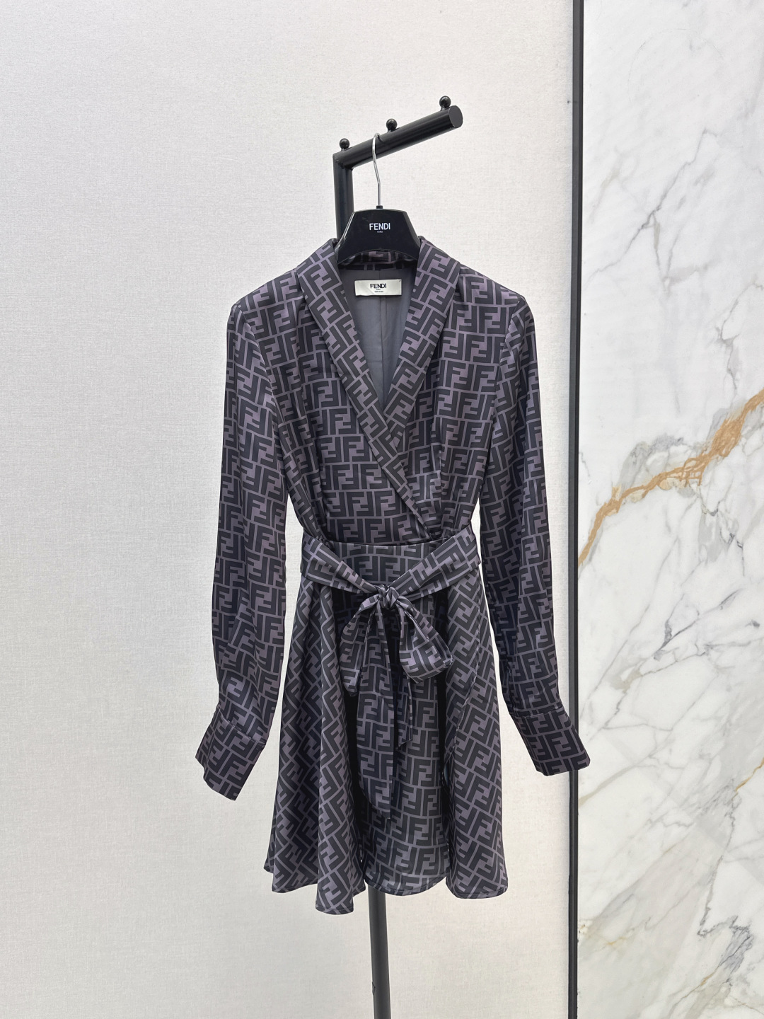 NO:465646,FD 25Ss——————The latest classic double F presbyterian shirt dress with double F letter prints in early autumn. Fashionable and casual. The waist is equipped with a cloth belt. The perfect waist is outlined to show the sense of high-end. You can use daily commuting and dates. Two colors are available for sale in stock. SML, skirts, shirts, alexander wang19860909FD 25Ss————早秋最新款经典双F老花衬衫式连衣裙双F字母印花 时髦随性 腰部配本布腰带 勾勒完美腰型 尽显高级感 日常通勤约会都可 两色现货发售sml,,skirts,shirts,alexander wang,Women's clothing