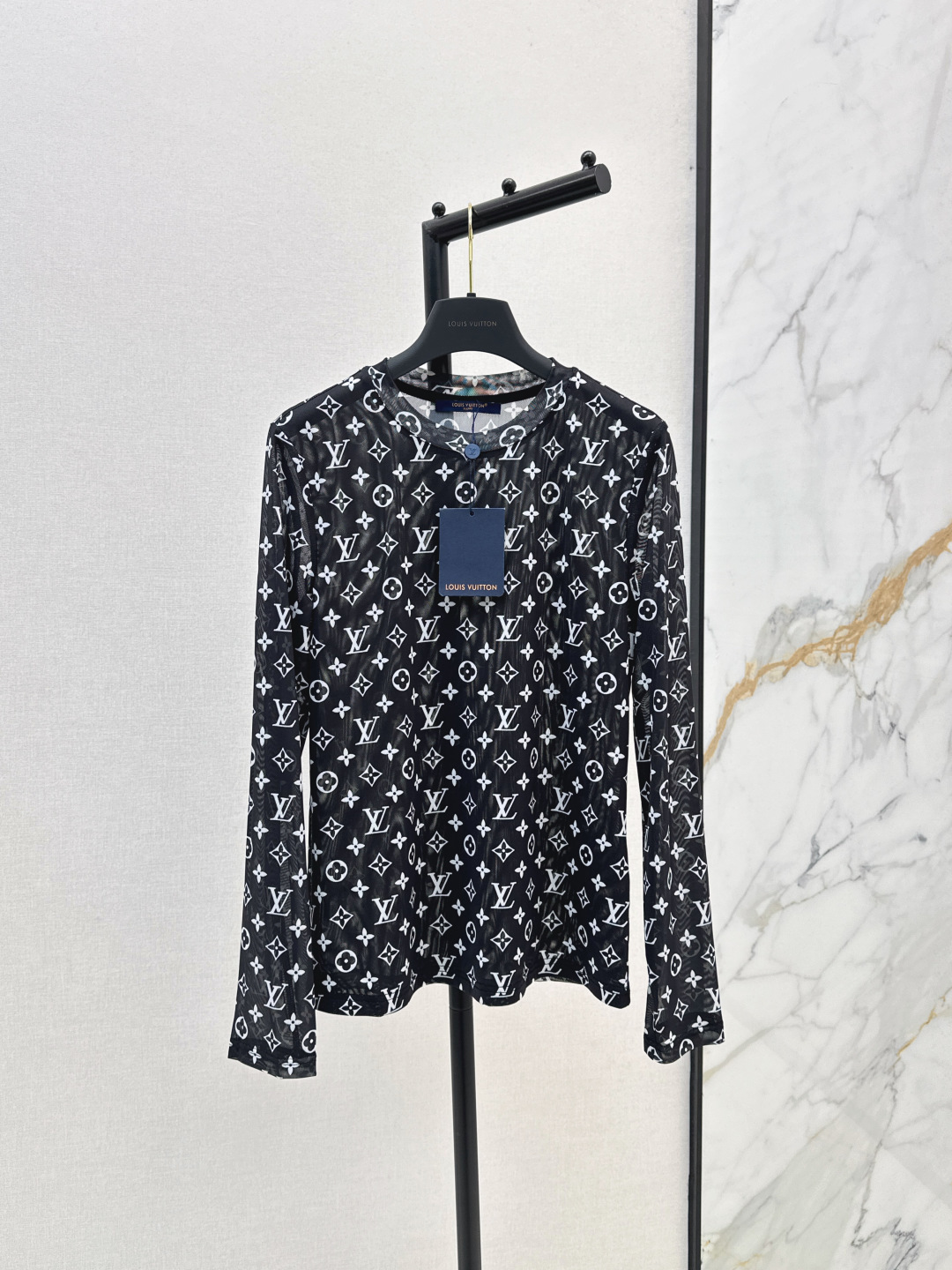 NO:465640,L Home 25Ss————————The latest logo printed mesh base shirt in early autumn. Infiltrated print. High-end and elegant. Soft and elastic very comfortable. Full of high-end outfits. Semi-translucent innovative fabric. Light and soft. The real thing is very good. Tight and show off the figure. The upper body is fashionable and versatile. The outfit looks good. Two colors are available for sale in stock. Louis vuitton, alexander wang.19860909L家 25Ss—————早秋最新款logo印花网纱打底衫 渗透印花 高级大气 柔软弹力很舒服 满满的穿搭高级感 半透视创新面料 轻盈柔软 实物非常赞 紧身显身材 上身洋气百搭 穿搭好看 两色现货发售sml,,louis vuitton,alexander wang,Women's clothing