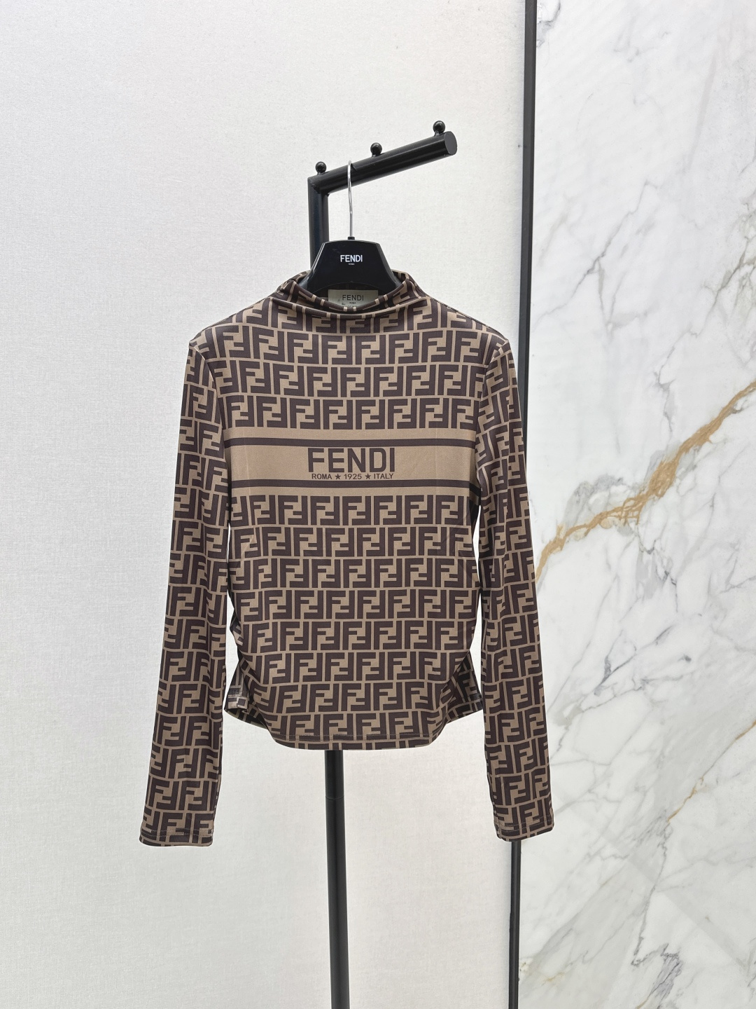 NO:465634,FD 25Ss———————The latest logo printed mesh base shirt in early autumn. Infiltrated print. High-end and elegant. Soft and elastic very comfortable. Full of high-end outfits. Semi-translucent innovative fabric. Light and soft. The real thing is very good. Tight to show off your figure. The upper body is fashionable and versatile. The outfit is beautiful. SML is available in stock,,alexander wang.19860909FD 25Ss—————早秋最新款logo印花网纱打底衫 渗透印花 高级大气 柔软弹力很舒服 满满的穿搭高级感 半透视创新面料 轻盈柔软 实物非常赞 紧身显身材 上身洋气百搭 穿搭好看 一色现货发售sml,,alexander wang,Women's clothing