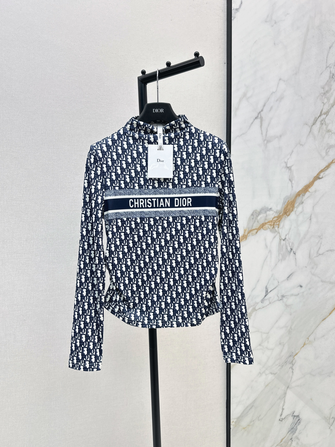 NO:465627,CD 25Ss———————The latest logo printed mesh base shirt in early autumn. Penetration print. High-end and elegant. Soft and elastic very comfortable. Full of high-end outfits. Semi-translucent innovative fabric. Light and soft. The real thing is very good. Tight to show off your figure. The upper body is fashionable and versatile. The outfit looks good. SML is available in stock,,alexander wang.19860909CD 25Ss—————早秋最新款logo印花网纱打底衫 渗透印花 高级大气 柔软弹力很舒服 满满的穿搭高级感 半透视创新面料 轻盈柔软 实物非常赞 紧身显身材 上身洋气百搭 穿搭好看 一色现货发售sml,,alexander wang,Women's clothing