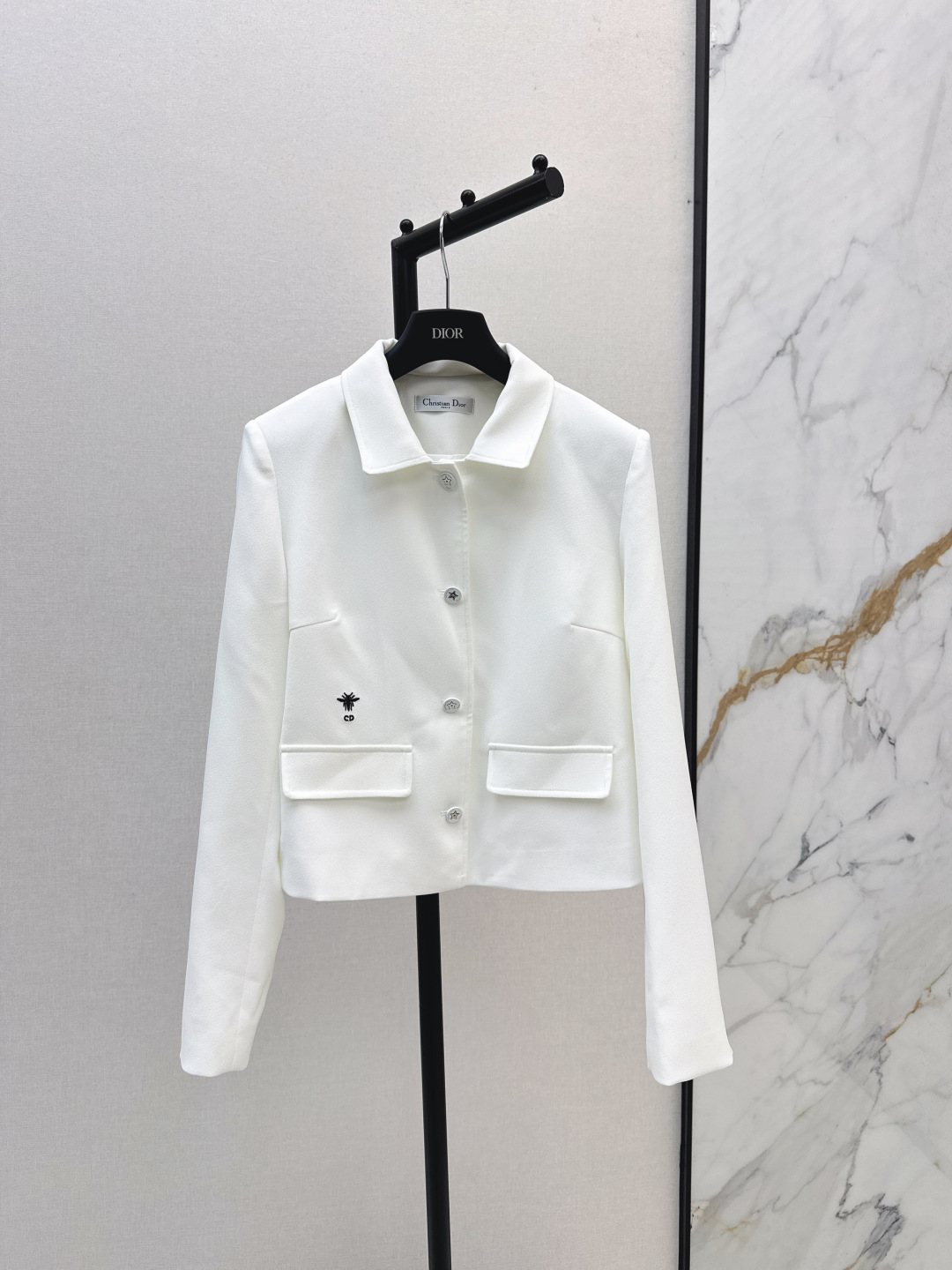 NO:465620,CD 25Ss—————The latest lapel short jacket in early autumn. The short classic style is easy to wear to create a high-end tone. Any body can be awesome. Awesome. Three-dimensional style design. Easy to have right-angle shoulders. Visually improve the proportion of legs. It can be fashionable and elegant when paired. Awesome. Awesome. A versatile item for all casual and important occasions. Two-color spot-on sml, Jackets & coats, alexander wang.19860909CD 25Ss————早秋最新款翻领短款外套 短款经典版型轻松穿出高级调性 任何身材都可 包容性超赞 立体版型设计 轻松拥有直角肩 视觉提高腿部比例 搭配起来可时髦可优雅 可塑性实穿性超赞 休闲重要场合通吃的百搭单品 两色现货发售sml,,jackets & coats,alexander wang,Women's clothing