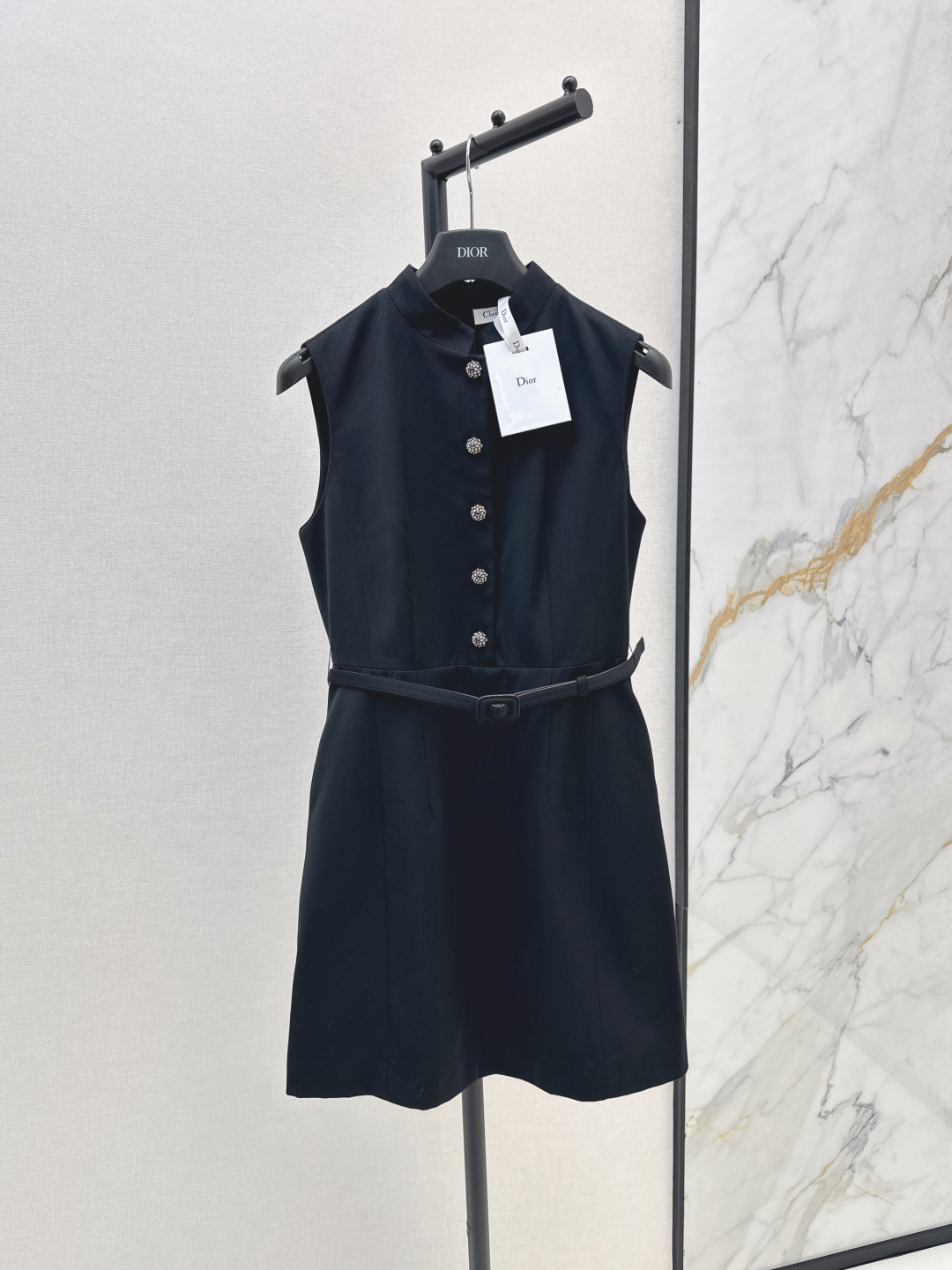 NO:465613,CD 25Ss——————The latest stand-up collar sleeveless dress in early autumn, customized fabric, rhinestone buckle design, upper body with a celebrity lady style, waist with a cloth belt decoration, slim and fashionable, showing aura and style in every move, one color is available in stock, smlxl, skirts, alexander wang19860909CD 25Ss————早秋最新款立领无袖连衣裙 定制面料 水钻扣设计 上身自带名媛淑女风 腰间搭配本布腰带装饰 显瘦又造型时尚 举手投足间尽显气场与格调 一色现货发售smlxl,,skirts,alexander wang,Women's clothing