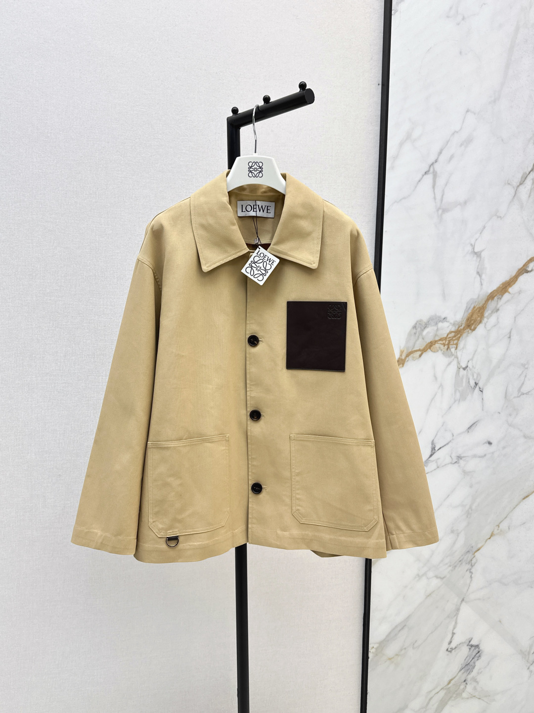 NO:465671,Fashionable and exquisite outfit Loe 25Ss————————The latest leather pocket decoration mid-length windbreaker jacket with slack and full refreshing look Imported windbreaker fabric + leather pockets Full of bones Customized active washing process Handmade oil-edged leather strip design Modern and fashionable overzise loose style not picky and versatile and fashionable upper body is super slim. SML is available in stock, loewe, jackets & coats, alexander wang19860909时髦精穿搭 Loe 25Ss—————早秋最新款皮口袋装饰中长款风衣外套 松弛感拉满的清爽look 进口风衣面料+真皮口袋 筋骨感十足定制活性洗水工艺 手工油边皮条设计摩登时髦overzise宽松版型不挑人百搭又时髦 上身超显瘦 一色现货发售sml,,loewe,jackets & coats,alexander wang,Women's clothing