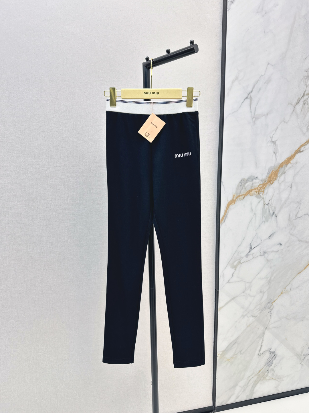 NO:465665,Chopstick leg artifact Miu 25Ss————The latest must-have leggings for autumn and winter. Classic logo decoration with elastic webbing. Simple and fashionable. Imported Roman cotton fabric. Super soft and delicate texture. Unconstrained upper body. Super comfortable. Three-dimensional mid-high waist style. Lifting hips makes you look thin and tall. The upper body has a fashionable and high-end feeling. Close your eyes and you will see. One color sml,,miumiu,alexander wang.19860909筷子腿神器 Miu 25Ss————秋冬最新款必备打底裤 经典logo装饰搭配松紧织带 简约时髦 进口罗马棉面料 质感超级柔软细腻 上身无约束超舒适 立体中高腰版型 提臀显瘦又高挑 上身自带时髦高级感 闭眼收 一色sml,,miumiu,alexander wang,Women's clothing