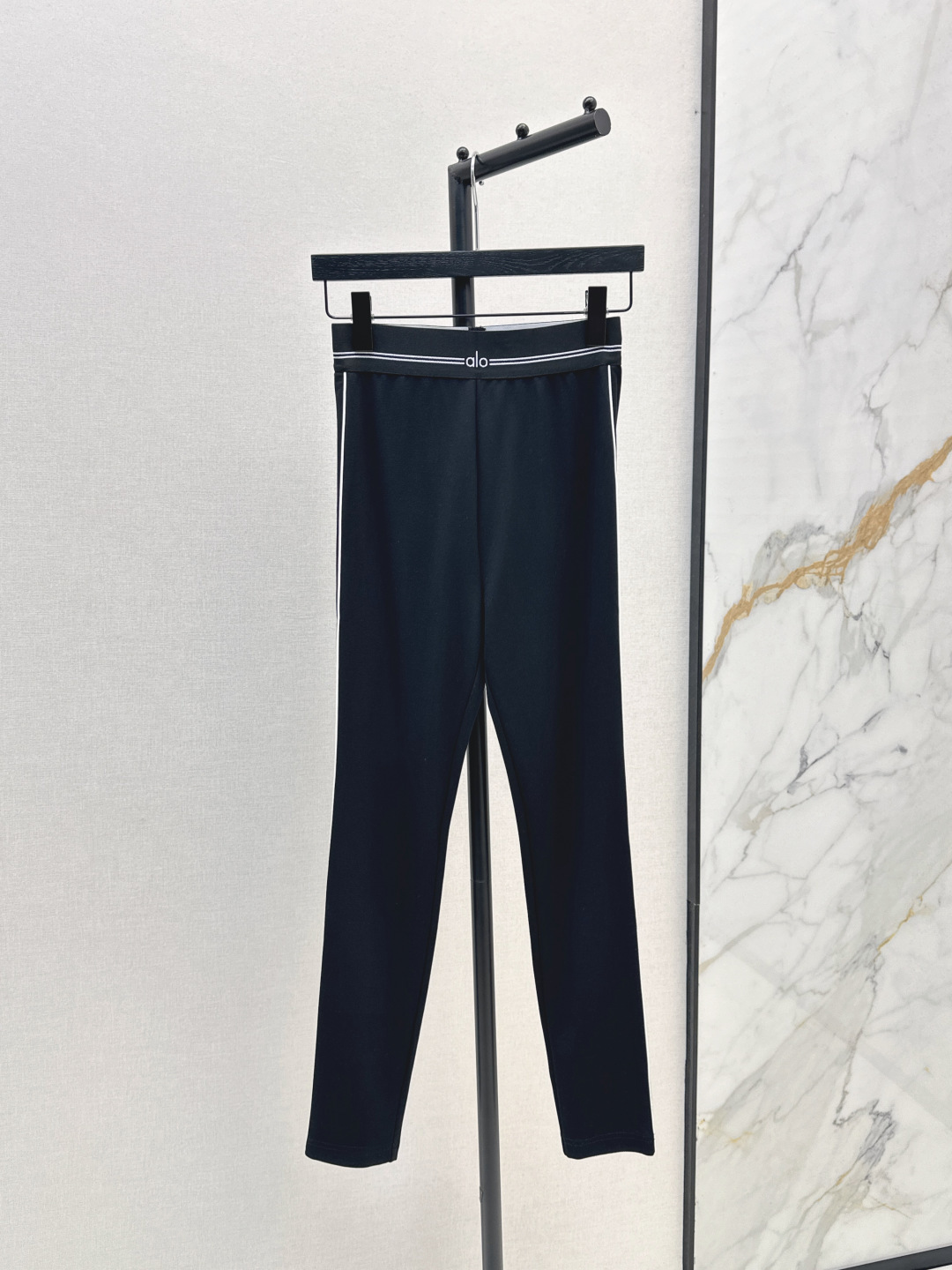 NO:465658,Chopsticks and legs artifact Alo 25Ss————The latest must-have leggings for autumn and winter. Classic logo decoration with elastic webbing. Simple and fashionable. Imported Roman cotton fabric. Super soft and delicate texture. Unconstrained upper body. Super comfortable. Three-dimensional mid-high waist style. Lifting hips makes you look thin and tall. The upper body has a fashionable and high-end feeling. Close your eyes and you will see. One color sml,,alexander wang.19860909筷子腿神器 Alo 25Ss————秋冬最新款必备打底裤 经典logo装饰搭配松紧织带 简约时髦 进口罗马棉面料 质感超级柔软细腻 上身无约束超舒适 立体中高腰版型 提臀显瘦又高挑 上身自带时髦高级感 闭眼收 一色sml,,alexander wang,Women's clothing