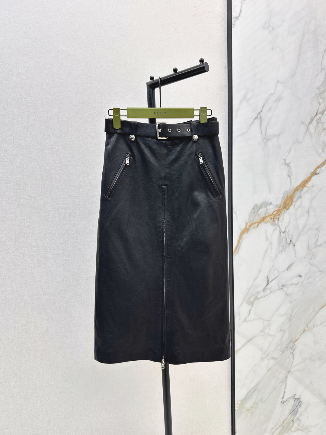 NO:465639,Exclusive first release Gu 25Ss————The latest fashionable and handsome leather suit in early autumn, small short leather vest + jacket leather jacket + skirt Imported 100% lambskin fabric, elegant style, lazy and casual high-end items, custom hardware accessories full of details, low-key and luxurious design, excellent two-color split development, spot-on sml half,, skirts, jackets & coats, jackets & coats, sheepskin, alexander wang19860909独家首发 Gu 25Ss———早秋最新款时髦帅气皮套装小短款皮背心+夹克皮外套+半裙 进口百分百小羊皮面料 气质版型慵懒随性的高级单品 定制五金配件细节感满满 低调奢华设计感超赞 两色分开发 现货发售sml 半,,skirts,jackets & coats,jackets & coats,sheepskin,alexander wang,Women's clothing