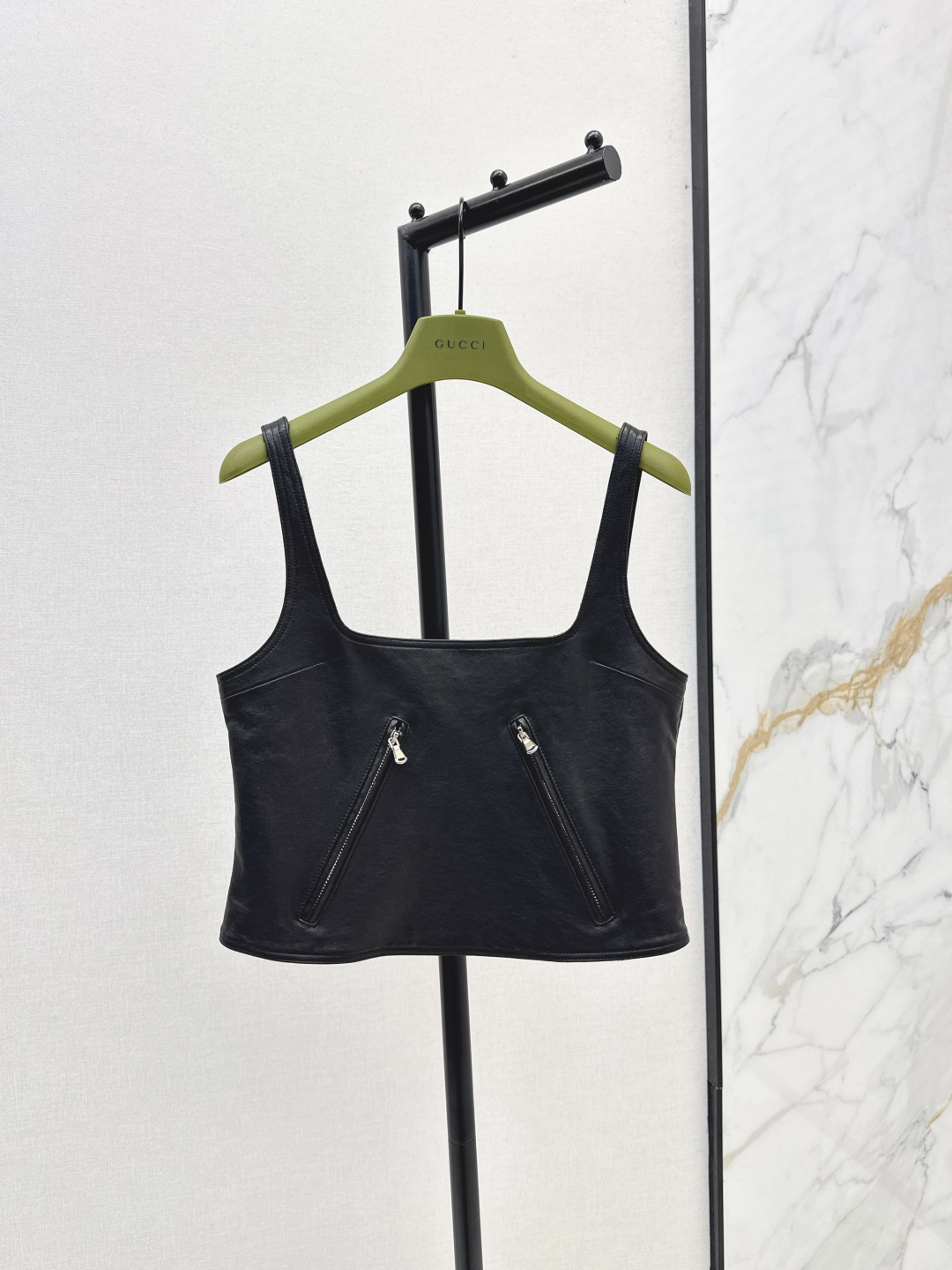 NO:465633,Exclusive first release Gu 25Ss————The latest fashionable and handsome leather suit in early autumn, small short leather vest + jacket leather jacket + skirt Imported 100% lambskin fabric, elegant style, lazy and casual high-end items, customized hardware accessories full of details, low-key and luxurious design, excellent two-color split development, spot-on sml hanging,, skirts, jackets & coats, jackets & coats, sheepskin, alexander wang19860909独家首发 Gu 25Ss———早秋最新款时髦帅气皮套装小短款皮背心+夹克皮外套+半裙 进口百分百小羊皮面料 气质版型慵懒随性的高级单品 定制五金配件细节感满满 低调奢华设计感超赞 两色分开发 现货发售sml 吊,,skirts,jackets & coats,jackets & coats,sheepskin,alexander wang,Women's clothing