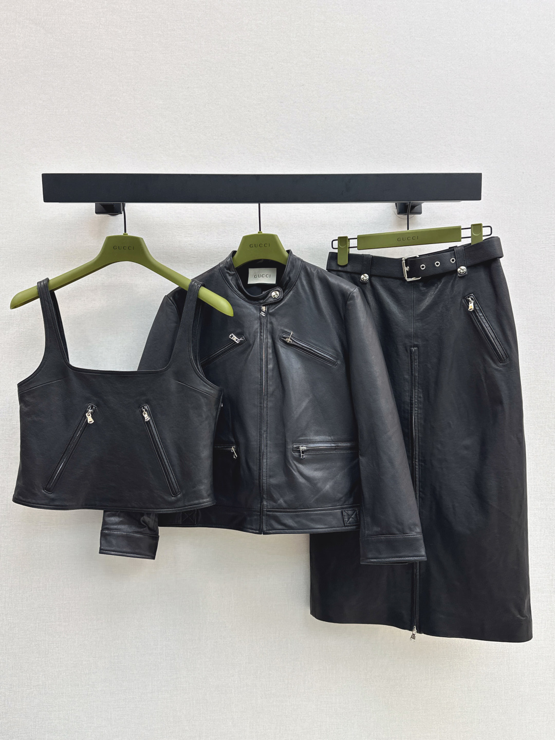 NO:465626,Exclusive first release with dust bag Gu 25Ss————The latest fashionable and handsome leather suit in early autumn, small short leather vest + jacket leather jacket + skirt Imported 100% lambskin fabric, elegant style, lazy and casual high-end items, customized hardware accessories full of details, low-key and luxurious design, excellent two-color development, spot-on sml,, skirts, jackets & coats, jackets & coats, sheepskin, alexander wang19860909配防尘袋独家首发 Gu 25Ss———早秋最新款时髦帅气皮套装小短款皮背心+夹克皮外套+半裙 进口百分百小羊皮面料 气质版型慵懒随性的高级单品 定制五金配件细节感满满 低调奢华设计感超赞 两色分开发 现货发售sml 外,,skirts,jackets & coats,jackets & coats,sheepskin,alexander wang,Women's clothing