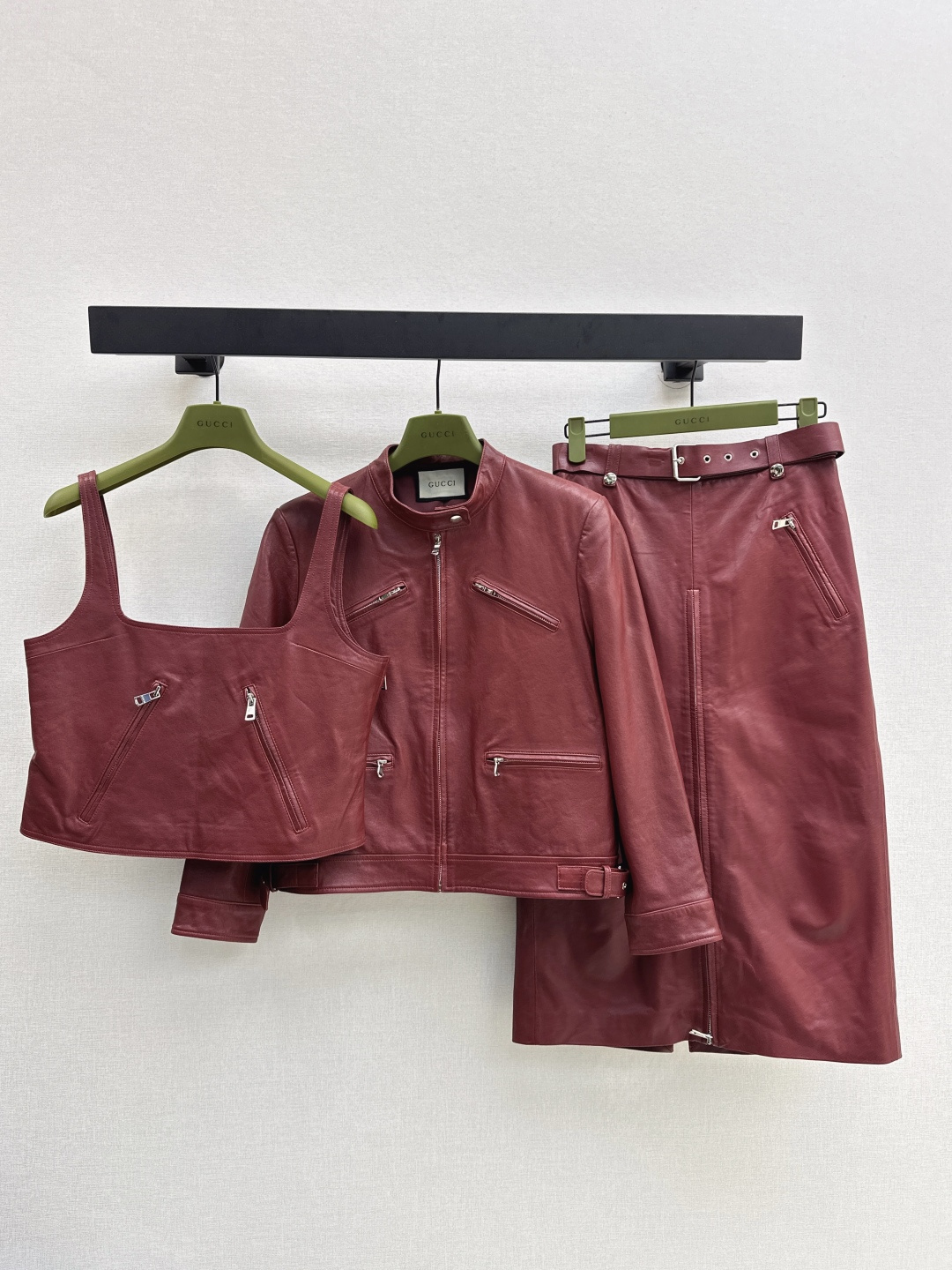 NO:465610,Exclusive first release with dust bag Gu 25Ss————The latest fashionable and handsome leather suit in early autumn, small short leather vest + jacket leather jacket + skirt Imported 100% lambskin fabric, elegant style, lazy and casual high-end items, customized hardware accessories full of details, low-key and luxurious design, excellent two-color development, spot-on sml,, skirts, jackets & coats, jackets & coats, sheepskin, alexander wang19860909配防尘袋独家首发 Gu 25Ss———早秋最新款时髦帅气皮套装小短款皮背心+夹克皮外套+半裙 进口百分百小羊皮面料 气质版型慵懒随性的高级单品 定制五金配件细节感满满 低调奢华设计感超赞 两色分开发 现货发售sml 外,,skirts,jackets & coats,jackets & coats,sheepskin,alexander wang,Women's clothing