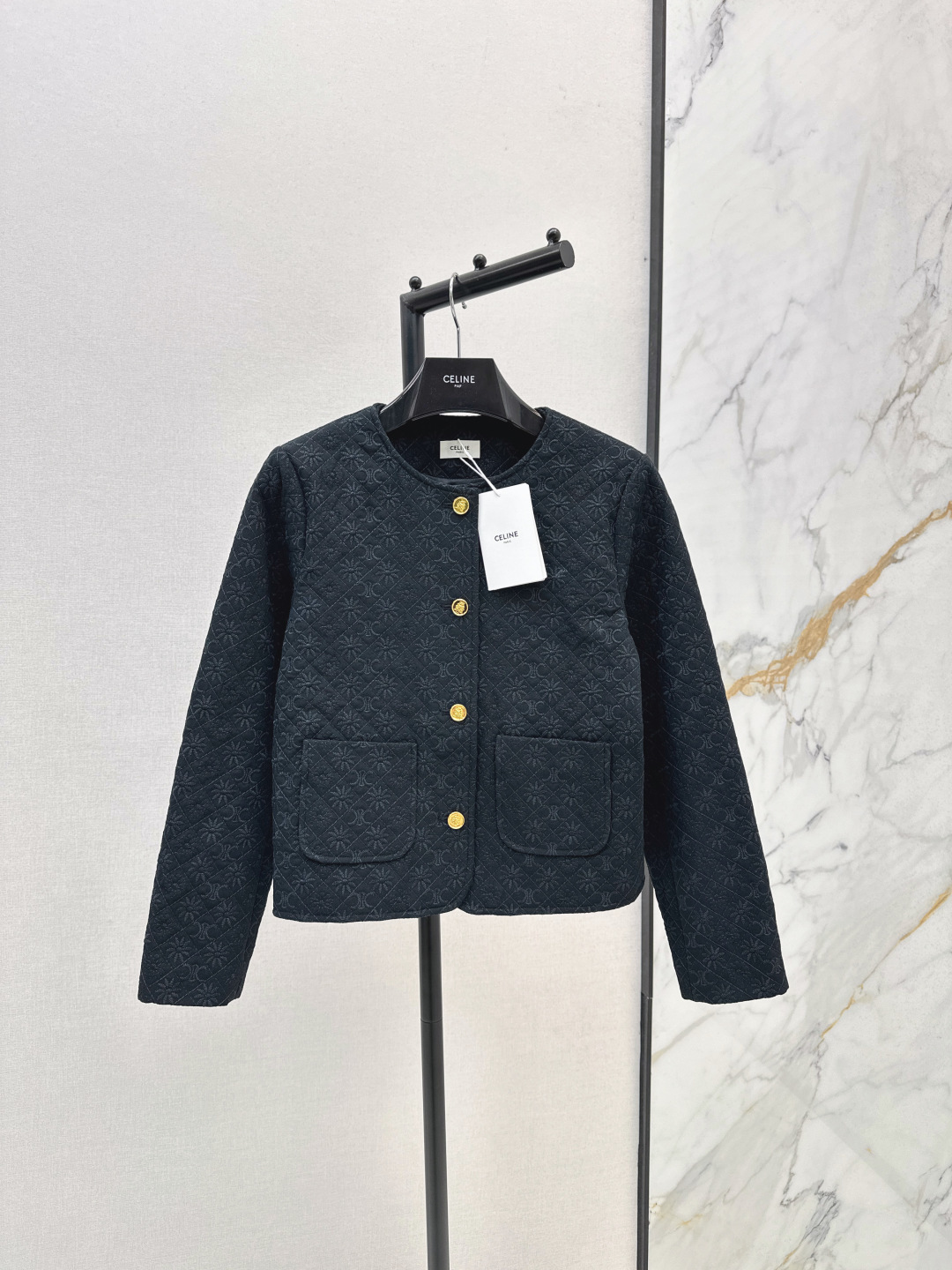 NO:465601,The same style as Liu Shishi Ce 25Ss———The latest autumn and winter gold buckle quilted cotton Arc de Triomphe jacket custom logo floral embroidery craftsmanship exquisite and high-end classic H-style upper body capable and elegant and gentle, versatile and not picky about people Customized logo jacquard lining Two colors on sale in stock sml,, jackets & coats, jackets & coats, alexander wang19860909刘诗诗同款 Ce 25Ss————秋冬最新款金扣绗缝棉质凯旋门夹克外套定制logo花卉刺绣工艺精致高级 经典H版型 上身干练优雅又温柔 百搭不挑人 定制logo提花里衬 两色现货发售sml,,jackets & coats,jackets & coats,alexander wang,Women's clothing