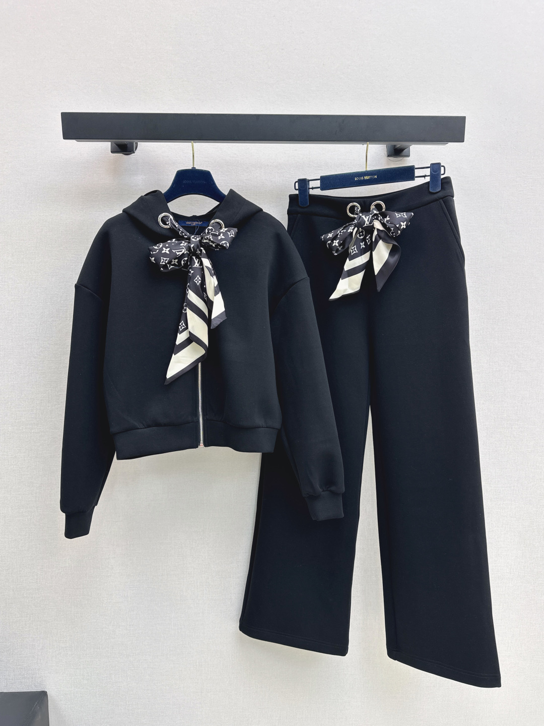 NO:465594,Recommended single models L home 25Ss————The latest autumn and winter style with old-fashioned scarf suit Hooded jacket + elastic waist casual pants Casual retro and fashionable Simple contrasting lines and outlines are very sporty. A must-have for lazy people. Get a sweet and cool rebellious girlish feeling when you get up and you can have both daily leisure and commuting. Special yarn custom high elastic air cotton fabric. The trousers tie the feet directly fill the casual sports atmosphere. One set out. Two colors are available for sale in stock. Llouis vuitton, jackets & coats,hats,alexander wang19860909爆单款推荐 L家 25Ss————秋冬最新款搭配老花丝巾套装 连帽外套+松紧腰休闲裤 休闲复古又时髦 简约的撞色线条轮廓很有运动感 懒人必备 起来秒get甜酷叛逆的少女感 不管是日常休闲还是通勤都能兼具 特殊纱线定制高弹空气棉面料 裤子束脚直接把休闲运动氛围拉满 一套出 两色现货发售sml,,louis vuitton,jackets & coats,hats,alexander wang,Women's clothing