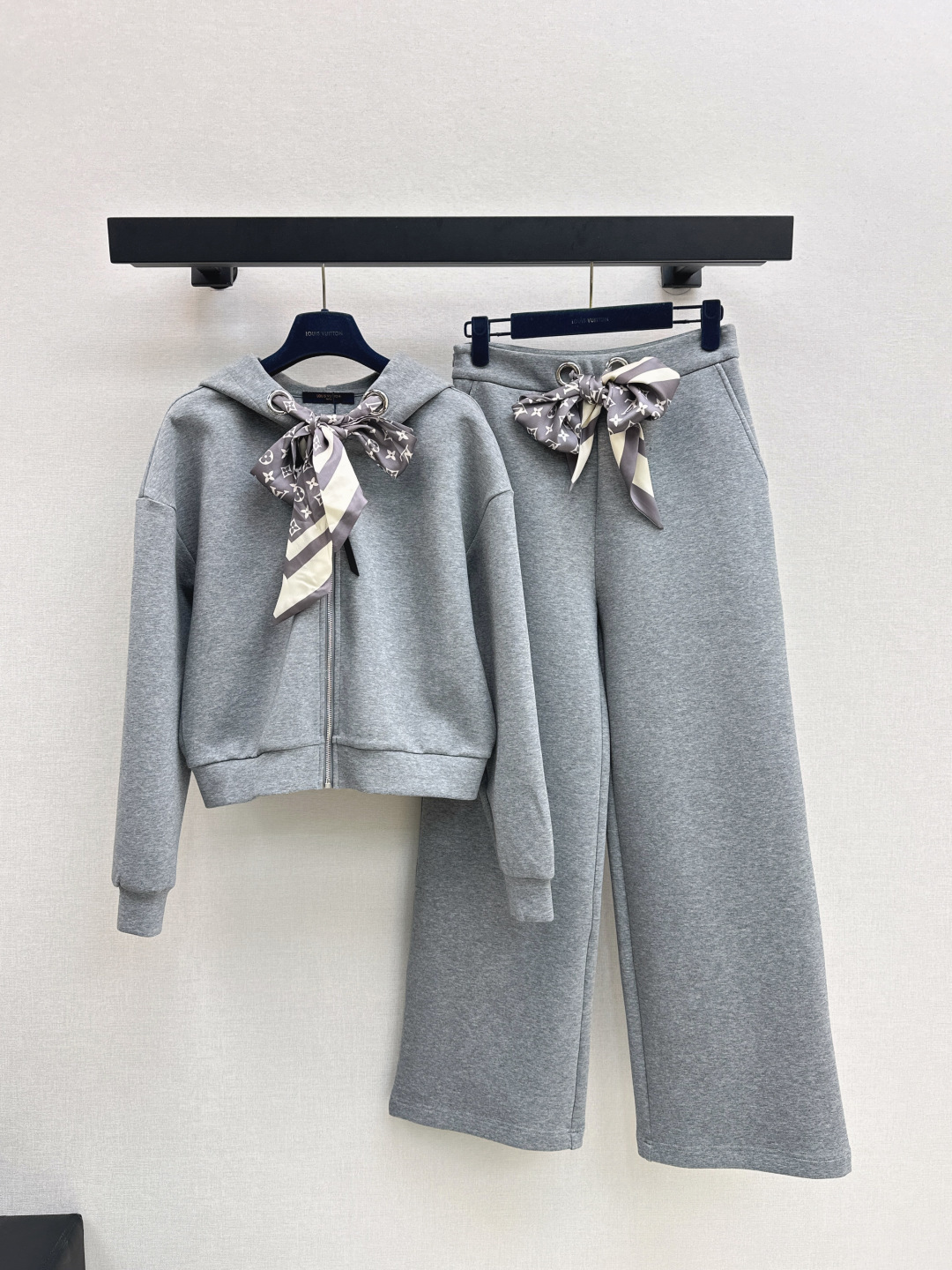 NO:465587,Recommended single models L home 25Ss————The latest autumn and winter style with old-fashioned scarf suit Hooded jacket + elastic waist casual pants Casual retro and fashionable Simple contrasting lines and outlines are very sporty. A must-have for lazy people. Get a sweet and cool rebellious girlish feeling when you get up and you can have both daily leisure and commuting. Special yarn custom high elastic air cotton fabric. The trousers tie the feet directly fill the casual sports atmosphere. One set out. Two colors are available for sale in stock. Llouis vuitton, jackets & coats,hats,alexander wang19860909爆单款推荐 L家 25Ss————秋冬最新款搭配老花丝巾套装 连帽外套+松紧腰休闲裤 休闲复古又时髦 简约的撞色线条轮廓很有运动感 懒人必备 起来秒get甜酷叛逆的少女感 不管是日常休闲还是通勤都能兼具 特殊纱线定制高弹空气棉面料 裤子束脚直接把休闲运动氛围拉满 一套出 两色现货发售sml,,louis vuitton,jackets & coats,hats,alexander wang,Women's clothing