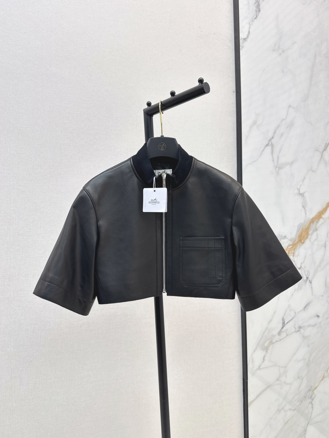 NO:465565,Quality control wardrobe must be included Her 25Ss———The latest modern retro short-sleeved jacket in autumn and winter, top-grade leather, super delicate, minimalist three-dimensional curved tailoring, handmade oil-edged craftsmanship design, white and rich beauty must be included in fashionable items, short style versatile and not picky, super positive, imported hardware accessories, one-size-fitting, sml, jackets & coats, jackets & coats, T-shirt, alexander wang19860909品质控衣橱必入 Her 25Ss————秋冬最新款摩登复古短袖夹克小外套顶级皮质超级细腻 极简主义立体弧形剪裁 手工油边工艺设计 白富美必入时髦单品 短款版型百搭不挑人上身超级正 进口五金配件 一色现货发售sml,,jackets & coats,jackets & coats,T-shirt,alexander wang,Women's clothing