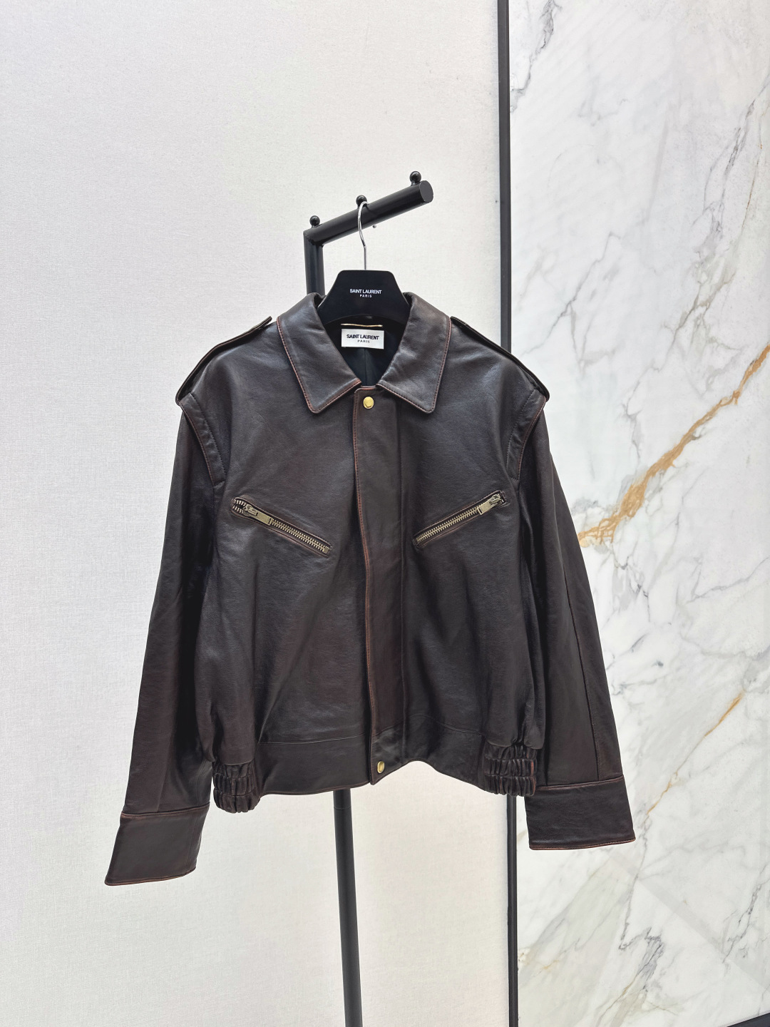 NO:465556,Retro modern and fashionable with dust bags SLP 25Ss———————The latest style of early autumn right-angle shoulder-shaped jacket original custom-made top-level imported 100% lambskin Vegetable tanning craftsmanship leather oily and soft and delicate Retro old color rubbing crafts Original 3D three-dimensional tailoring classic motorcycle silhouette jacket super love curly cuff design fashionable and handsome casual lazy style Perfect style upper body A and cool One color is available in stock sml, Loro piano, jackets & coats, jackets & coats, sheepskin, alexander wang19860909配防尘袋复古摩登时髦 SLP 25Ss————早秋最新款直角肩廓形夹克外套原版定制顶级进口百分百小羊皮 植鞣工艺皮质肉感油润柔软又细腻 复古做旧擦色工艺 原版3D立体剪裁经典机车廓形夹克超级大爱 可卷边袖口设计时髦又帅气的随性慵懒风 完美版型上身又A又飒 一色现货发售sml,,loro piana,jackets & coats,jackets & coats,sheepskin,alexander wang,Women's clothing