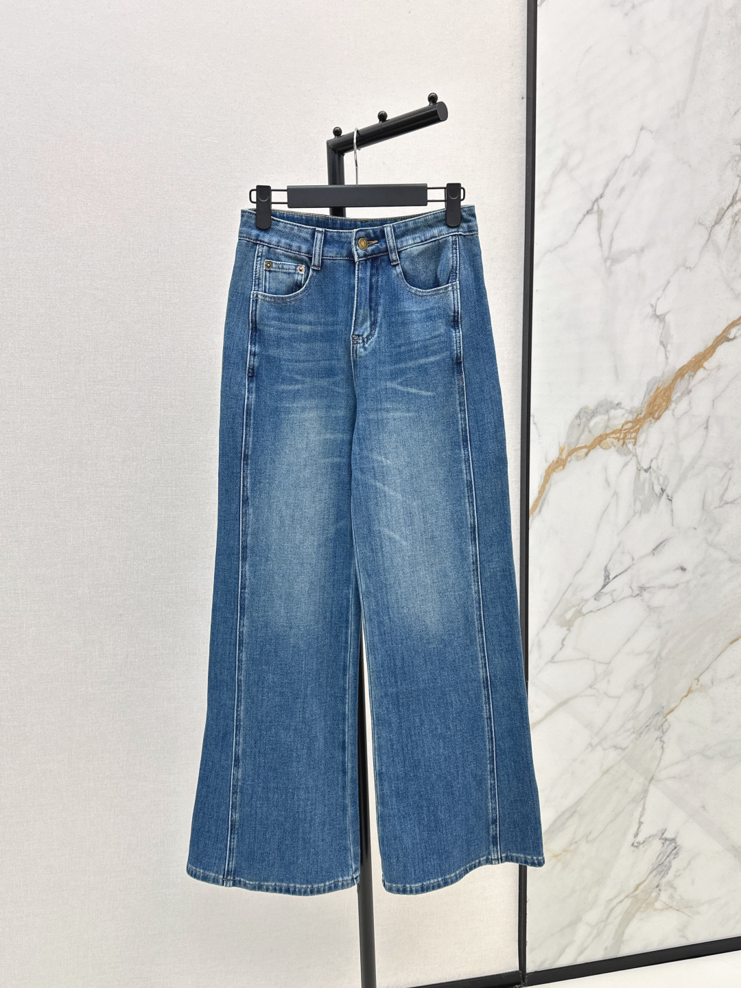 NO:465583,Fashionable design 25Ss——————The latest versatile minimalist style straight jeans in early autumn. They are simply a long-legged artifact for walking. Straight-shaped style, not picky and versatile. Wear a jacket and T-shirt at will. The key is that it will not be outdated for how long it takes to wear. It is worth collecting and looking at. The details are also in place. Smlxlxxl, jeans, jackets & coats,tees, t-shirt, alexander wang19860909时髦设计 25Ss————早秋最新款百搭极简风直筒牛仔裤 简直就是行走的显长腿神器 直筒的版型 不挑人又百搭 外套T恤随意搭 重点是穿多久都不会过时 值得收藏特别耐看 细节也很到位 一色现货发售smlxlxxl,,jeans,jackets & coats,tees，t-shirt,alexander wang,Women's clothing