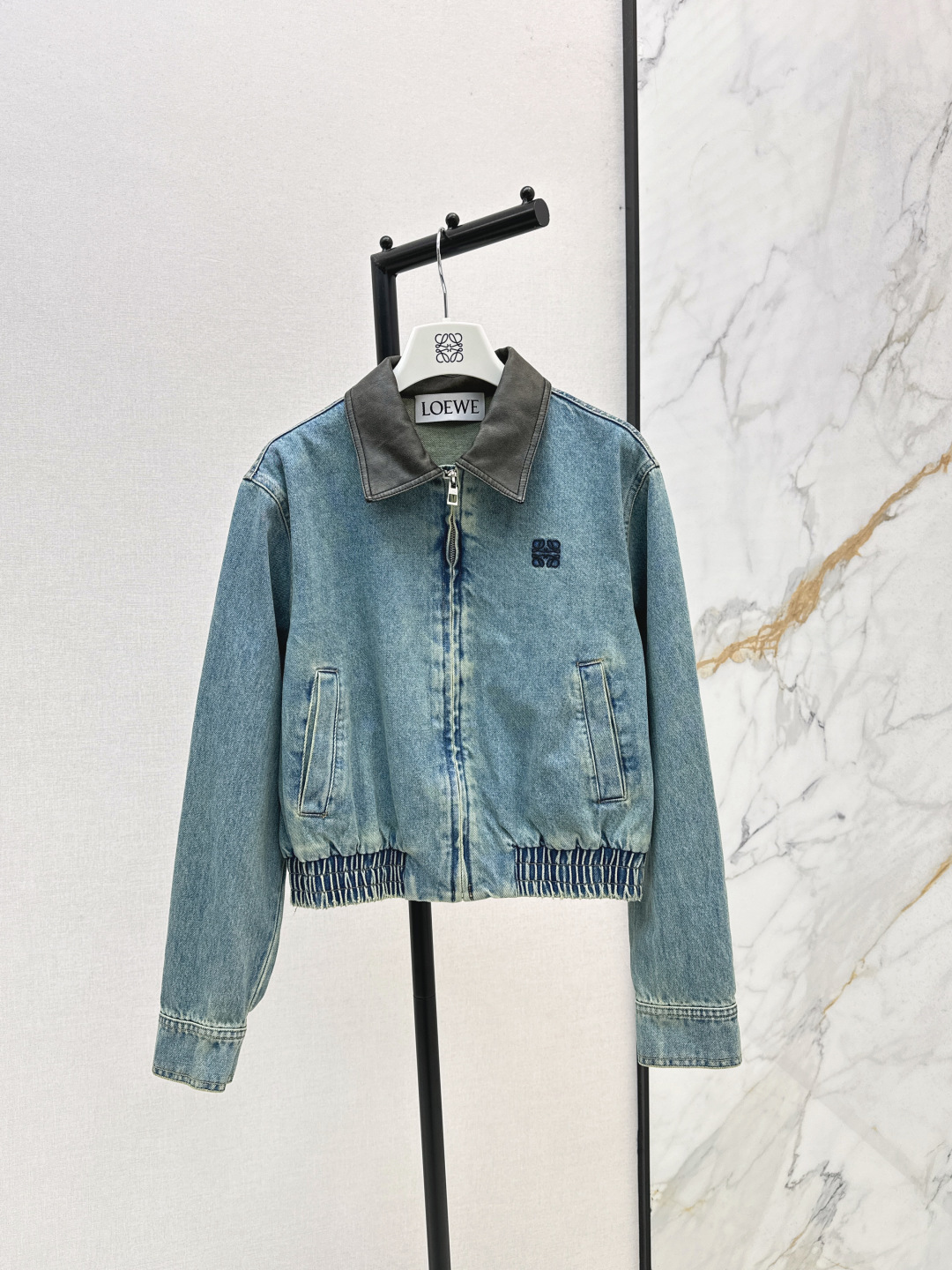 NO:465543,Loe 25Ss——————The latest style of old leather collar splicing denim jacket in early autumn, both capable and cool and casual and fashionable. Short jacket style tailoring. Washing is a retro craft. Very retro. It has a handsome motorcycle style. The logo embroidery embroidery on the chest. The details of the same color are available for sale in stock. sml, loewe, jackets & coats, jackets & coats, alexander wang19860909Loe 25Ss————早秋最新款做旧皮领子拼接牛仔外套 干练飒气和休闲时髦都有 短款夹克版型剪裁 洗水是复古的做旧工艺 很有年代复古感 有种机车帅气范 胸前logo刺绣点缀细节 一色现货发售sml,,loewe,jackets & coats,jackets & coats,alexander wang,Women's clothing