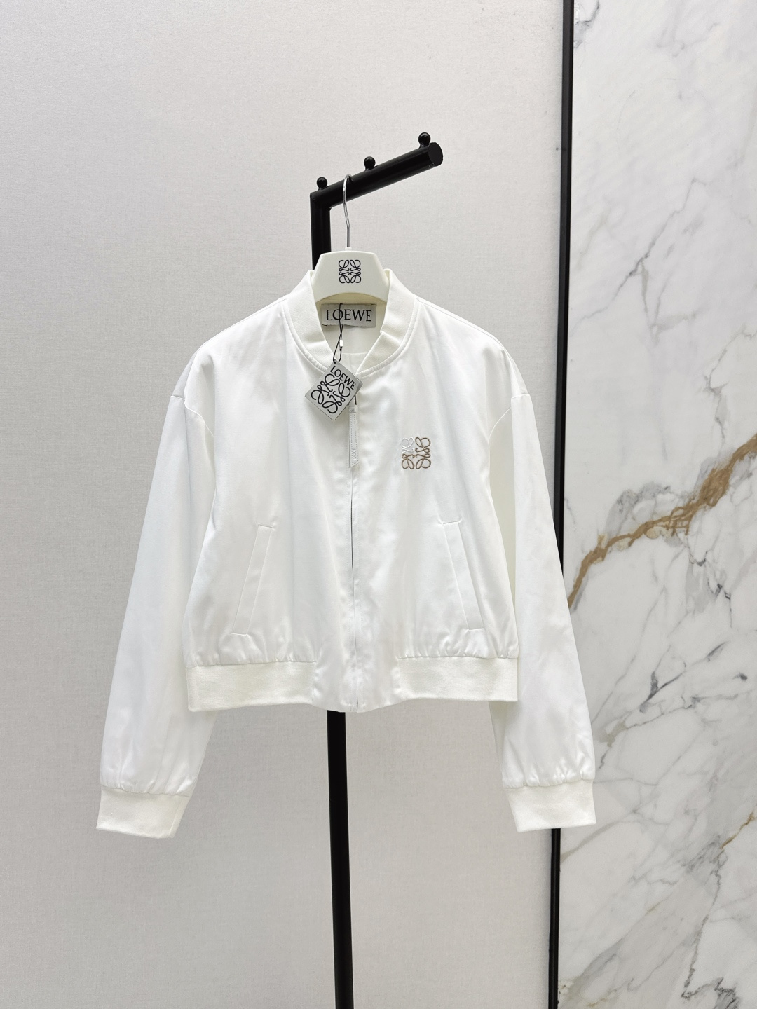 NO:465605,All-match items Loe 25Ss——The latest small stand-collar baseball uniform jacket in autumn and winter. The fashion industry is timeless. It looks better and better. It is easy to wear and not picky about the figure. It must be bought for small people. Customized threads. Logo leather brand decoration is absolutely eye-catching. Two colors are available for sale in stock. SML, loewe, jackets & coats, alexander wang.19860909百搭单品 Loe 25Ss———秋冬最新款小立领棒球服外套 时尚圈万年不过时的单品 越穿越好看 好穿不挑身材 小个子必入款 定制的螺纹 logo皮牌装饰妥妥的吸睛 两色现货发售sml,,loewe,jackets & coats,alexander wang,Women's clothing