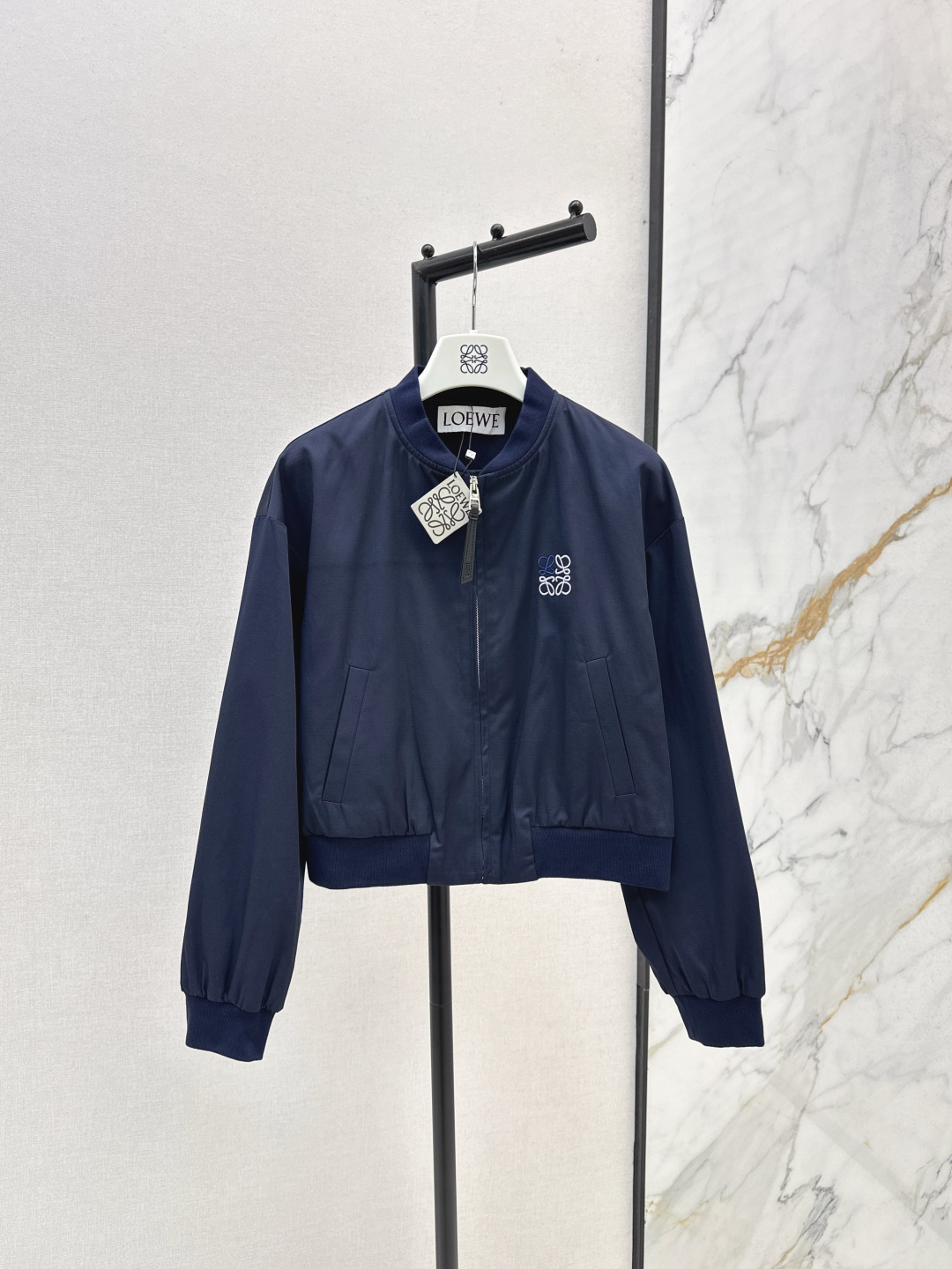 NO:465597,All-match items Loe 25Ss——The latest small stand-collar baseball uniform jacket in autumn and winter. The fashion industry is timeless. It looks better and better. It is easy to wear and not picky about the figure. It must be bought for small people. Customized threads. Logo leather brand decoration is absolutely eye-catching. Two colors are available for sale in stock. SML, loewe, jackets & coats, alexander wang.19860909百搭单品 Loe 25Ss———秋冬最新款小立领棒球服外套 时尚圈万年不过时的单品 越穿越好看 好穿不挑身材 小个子必入款 定制的螺纹 logo皮牌装饰妥妥的吸睛 两色现货发售sml,,loewe,jackets & coats,alexander wang,Women's clothing