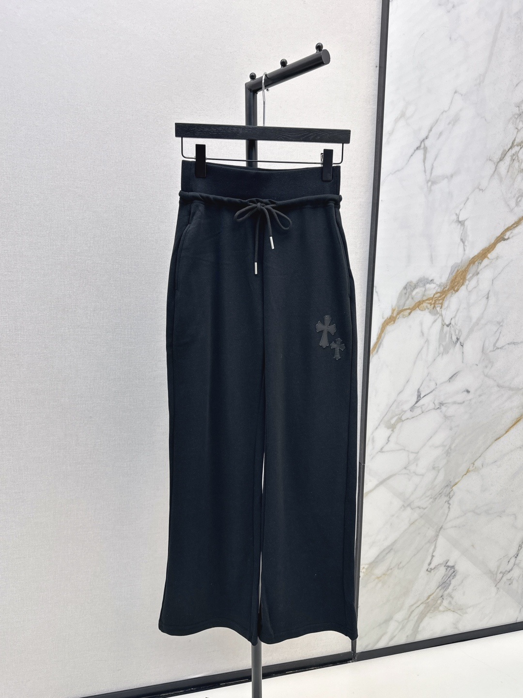 NO:465591,Fashionable design 25Ss————The latest classic pattern leather label for autumn and winter decoration elastic waist casual straight pants. It is made of cotton fabric. It is soft and glutinous and crisp. It is particularly comfortable to fit the body. The upper body is very stylish. The design sense of division line covers the flesh and is invisible. A good style for crazy call. It is not picky for people. Two colors are available for sale in stock. Alexander wang.19860909时髦设计 25Ss————秋冬最新款经典图案皮标装饰松紧腰休闲直筒裤 采用棉面料 垂坠软糯又不失挺括感 贴身特别舒服 上身很有型 设计感分割线 遮肉于无形 疯狂打Call的好版型 实穿不挑人 两色现货发售sml,,alexander wang,Women's clothing