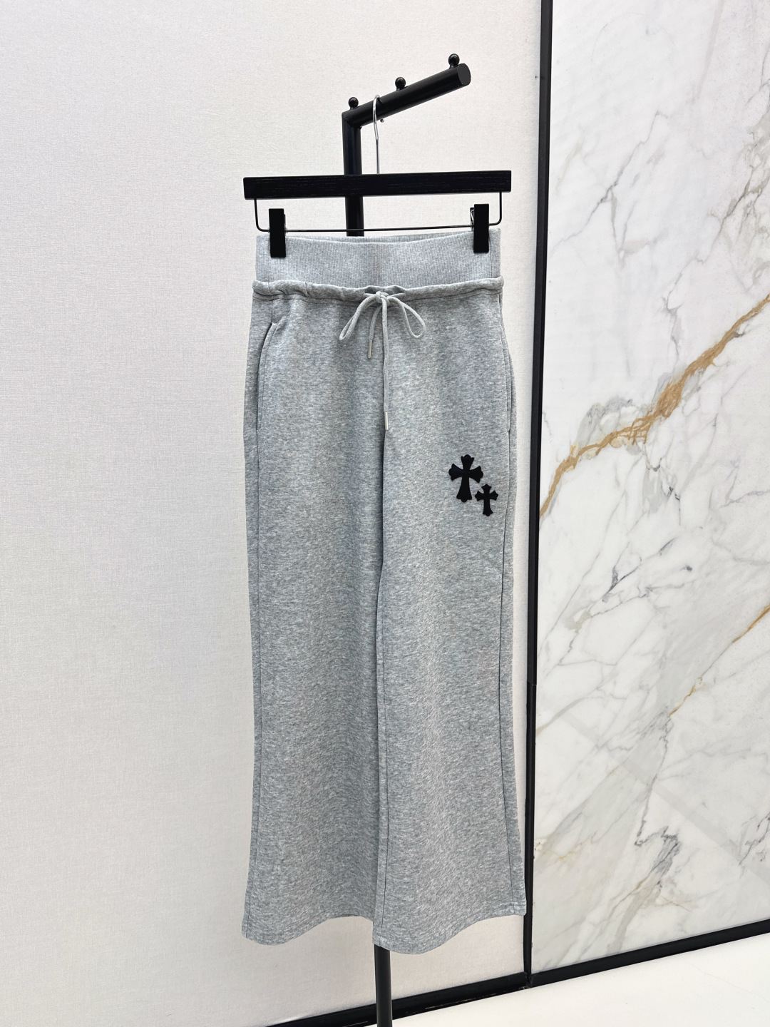 NO:465584,Fashionable design 25Ss————The latest classic pattern leather label for autumn and winter decoration elastic waist casual straight pants. It is made of cotton fabric. It is soft and glutinous and crispy. It is particularly comfortable to fit the body. The upper body is very stylish. The design sense of division line covers the flesh and is invisible. A good style for crazy call. It is practical and does not pick people. Two colors are available for sale in stock. Alexander wang19860909时髦设计 25Ss————秋冬最新款经典图案皮标装饰松紧腰休闲直筒裤 采用棉面料 垂坠软糯又不失挺括感 贴身特别舒服 上身很有型 设计感分割线 遮肉于无形 疯狂打Call的好版型 实穿不挑人 两色现货发售sml,,alexander wang,Women's clothing