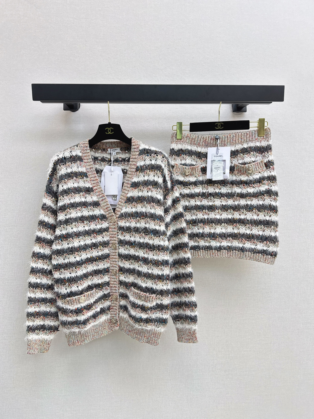 NO:465577,Open half C home 25Ss————The latest coco girls heavy knitted suit striped knitted cardigan + hip-covered skirt YB cashmere wool yarn weaving Comfortable outfit Soft and delicate dense texture crochet Three-color wavy stripes collision Oversized silhouette top to accommodate body Improve proportion Show temperament retro style Add an elegant atmosphere to the upper body One-color distribution sml, versace, chanel, skirts, alexander wang19860909开 半C家 25Ss————秋冬最新款coco女孩重磅针织套装条纹针织开衫+包臀半裙 YB羊绒羊毛纱线织造 穿搭舒适 柔软细腻密实肌理钩织 三色波浪条纹碰撞 Oversized廓形上衣包容身形 改善比例 展现气质复古风格 上身增添优雅气息 一色分开发售sml,,versace,chanel,skirts,alexander wang,Women's clothing