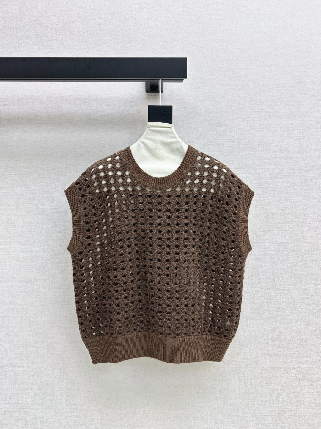 NO:465548,Walking high-end Bc 25Ss———The latest style of the shiny diamond yarn series in autumn and winter, old-fashioned style, a series of dazzling golden silk mohair hollow crochet vest + jacket + skirt, heavy industry luxury!  Customized imported special yarn from Italy contains high-gloss sequins and beautiful. The texture of furry milk is excellent. Swiss machine hooking craftsmanship. V-neck loose fit design creates a lazy, low-key and luxurious high-end feeling. The slightly lowered shoulder design is casual and elegant. Recommend a series of matching. Three-color spot sml vest, skirts, jackets & coats, alexander wang19860909行走的高定 Bc 25Ss————秋冬最新款闪耀钻石纱系列老钱风穿搭一系列璀璨金丝马海毛镂空钩织马甲+外套+半裙 重工奢华绝绝子！定制意大利进口特种纱线内含高光亮片高级又美丽 毛茸茸奶呼呼的质感超赞 瑞士机钩织工艺 V领宽松版型设计打造慵懒的低调奢华的高级感 微落肩设计随性优雅 推荐一系列搭配 三色现货发售sml 马甲,,skirts,jackets & coats,alexander wang,Women's clothing