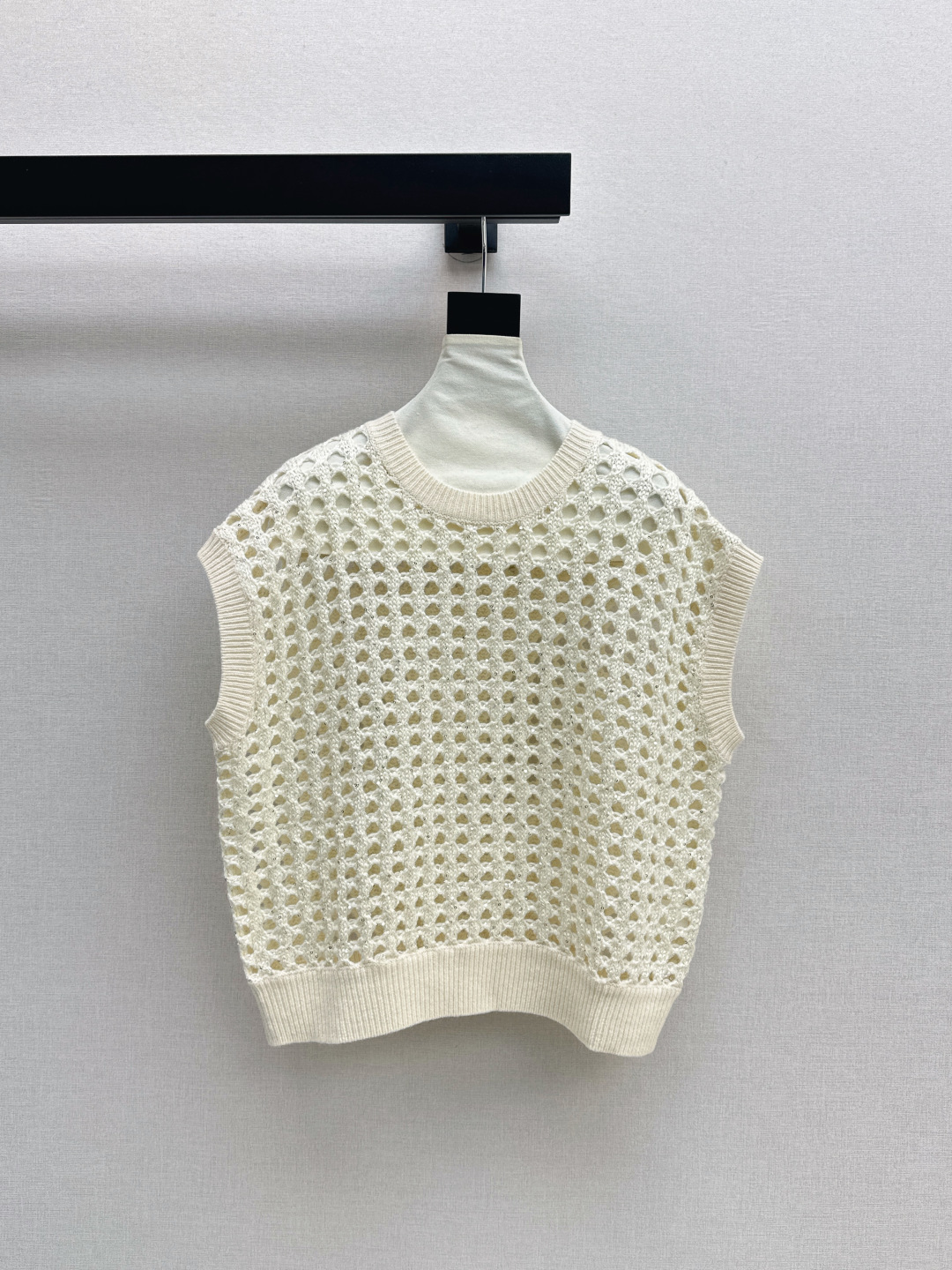 NO:465541,Walking high-end Bc 25Ss———The latest style of the shiny diamond yarn series in autumn and winter, old-fashioned style, a series of dazzling golden silk mohair hollow crochet vest + jacket + skirt, heavy industry luxury!  Customized imported special yarn from Italy contains high-gloss sequins and beautiful. The texture of furry milk is excellent. Swiss machine hooking craftsmanship. V-neck loose fit design creates a lazy, low-key and luxurious high-end feeling. The slightly lowered shoulder design is casual and elegant. Recommend a series of matching. Three-color spot sml horse,, skirts, jackets & coats, alexander wang19860909行走的高定 Bc 25Ss————秋冬最新款闪耀钻石纱系列老钱风穿搭一系列璀璨金丝马海毛镂空钩织马甲+外套+半裙 重工奢华绝绝子！定制意大利进口特种纱线内含高光亮片高级又美丽 毛茸茸奶呼呼的质感超赞 瑞士机钩织工艺 V领宽松版型设计打造慵懒的低调奢华的高级感 微落肩设计随性优雅 推荐一系列搭配 三色现货发售sml 马,,skirts,jackets & coats,alexander wang,Women's clothing