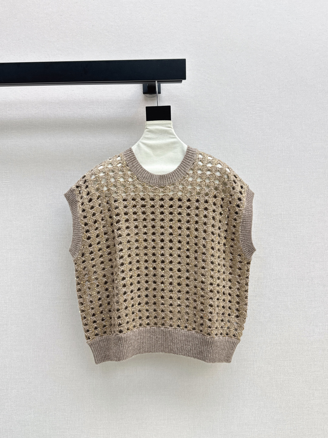 NO:465604,Walking high-end Bc 25Ss———The latest style of the shiny diamond yarn series in autumn and winter, old-fashioned style, a series of dazzling golden silk mohair hollow crochet vest + jacket + skirt, heavy industry luxury!  Customized imported special yarn from Italy contains high-gloss sequins and beautiful. The texture of furry milk is excellent. Swiss machine hooking craftsmanship. V-neck loose fit design creates a lazy, low-key and luxurious high-end feeling. The slightly lowered shoulder design is casual and elegant. Recommend a series of matching. Three-color spot sml horse,, skirts, jackets & coats, alexander wang19860909行走的高定 Bc 25Ss————秋冬最新款闪耀钻石纱系列老钱风穿搭一系列璀璨金丝马海毛镂空钩织马甲+外套+半裙 重工奢华绝绝子！定制意大利进口特种纱线内含高光亮片高级又美丽 毛茸茸奶呼呼的质感超赞 瑞士机钩织工艺 V领宽松版型设计打造慵懒的低调奢华的高级感 微落肩设计随性优雅 推荐一系列搭配 三色现货发售sml 马,,skirts,jackets & coats,alexander wang,Women's clothing