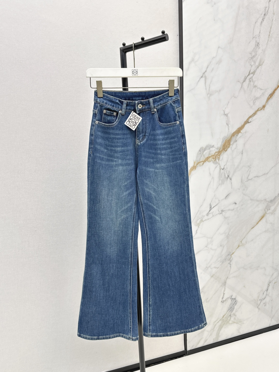 NO:465576,Loe 25Ss—————The latest versatile minimalist style straight jeans in early autumn. They are simply a long-legged artifact for walking. Straight-shaped style, not picky and versatile. Wear a jacket and T-shirt at will. The key is that it will not be outdated for how long it takes to wear. It is worth collecting and looking at. The details are also in place. Smlxlxxl, loewe, jeans, jackets & coats,tees, t-shirt, alexander wang19860909Loe 25Ss————早秋最新款百搭极简风直筒牛仔裤 简直就是行走的显长腿神器 直筒的版型 不挑人又百搭 外套T恤随意搭 重点是穿多久都不会过时 值得收藏特别耐看 细节也很到位 一色现货发售smlxlxxl,,loewe,jeans,jackets & coats,tees，t-shirt,alexander wang,Women's clothing