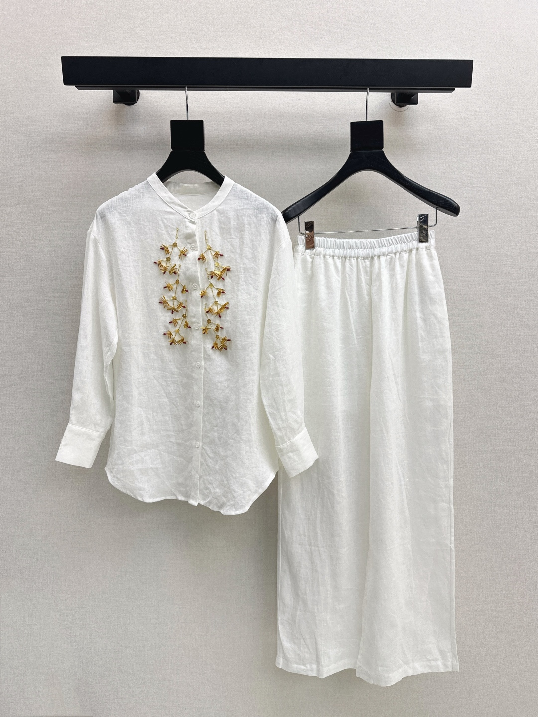 NO:465569,Ch～E 25Ss————The latest heavy embroidered linen set in early autumn, three-dimensional flower pattern, beaded retro top + elastic waist straight pants, cotton and linen fabric, super good texture, very high-end, a true old-fashioned style, daily gatherings or commuting, lazy and casual and vacation-like, heavy embroidery decoration, strong styling, one set, two colors for sale in stock, sml, alexander wang19860909Ch～E 25Ss————早秋最新款重磅绣花亚麻套装立体花朵图案钉珠复古上衣+松紧腰直筒裤 棉麻面料 质感超好 非常高级 妥妥的老钱风 日常聚会或者通勤都可以 慵懒休闲又有度假感 重磅绣花装饰 很强的造型感 一套出 两色现货发售sml,,alexander wang,Women's clothing