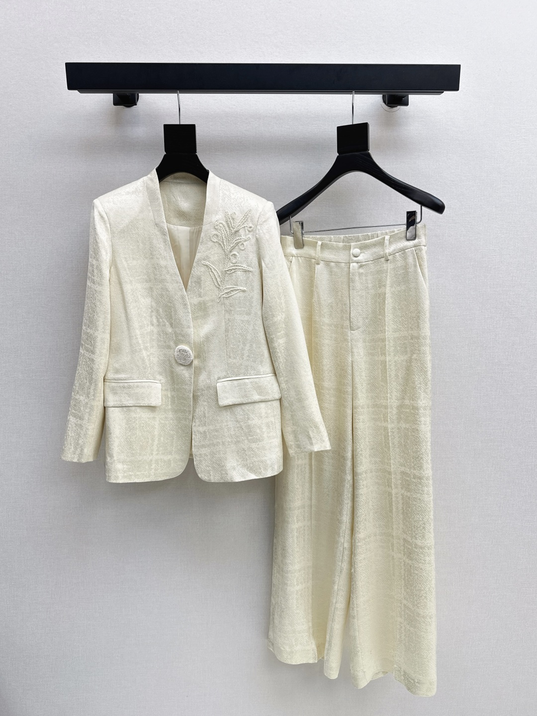 NO:465561,Fashionable design 25Ss———————The latest jacquard fabric handsome temperament suit in early autumn, three-dimensional flower decorative jacquard jacket + wide-leg pants, the upper body looks slim and tall, the gentle and elegant feeling of aura, the exquisite visual style makes it look slim and not picky. One set, two colors are available in stock, sml, jackets & coats, alexander wang19860909时髦设计 25Ss————早秋最新款提花面料帅气气质套装 立体花朵装饰提花外套+阔腿裤 上身显瘦又高挑 不失气场的温柔优雅感 精致既视感版型显瘦不挑人 一套出 两色现货发售sml,,jackets & coats,alexander wang,Women's clothing