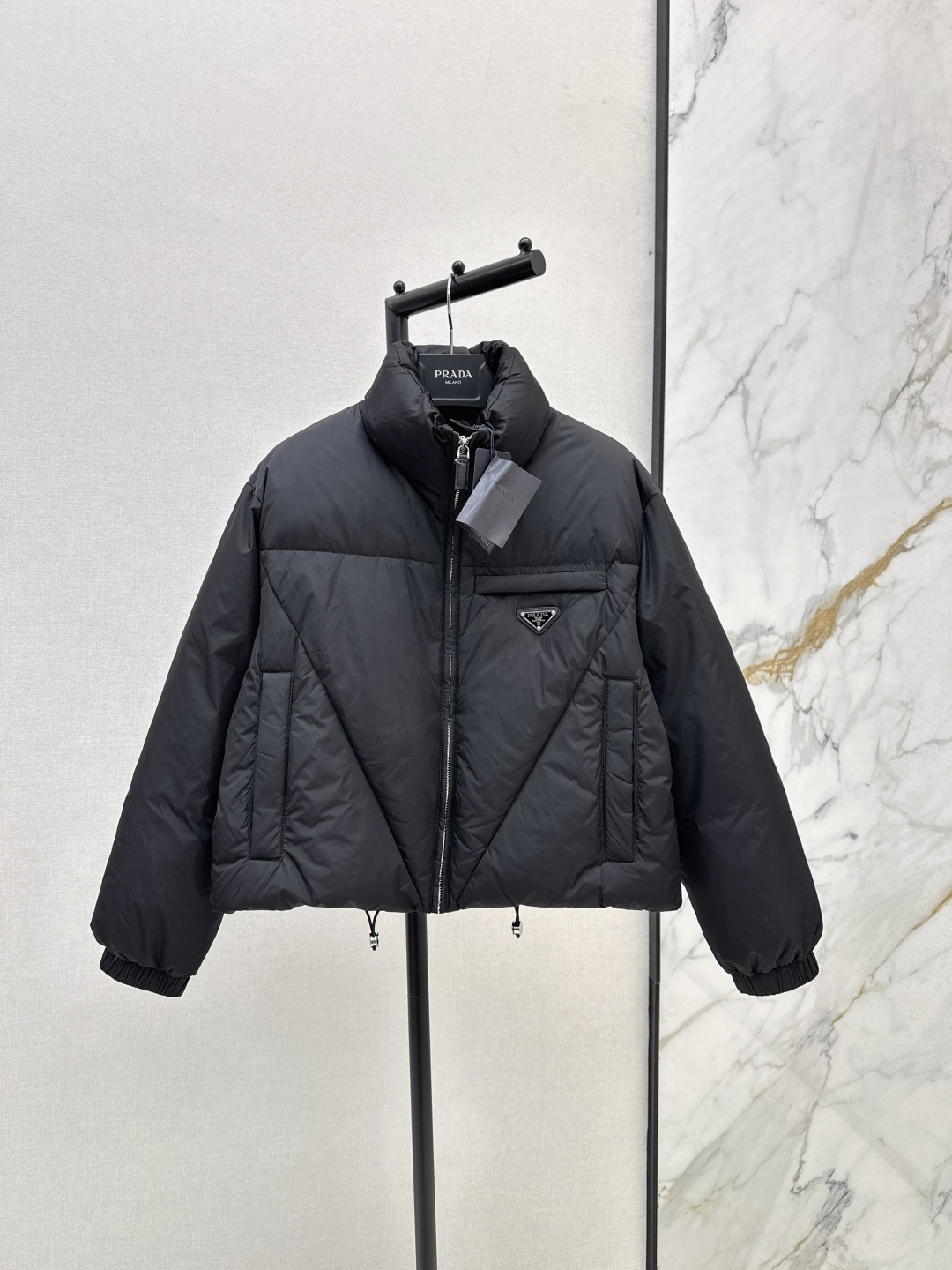 NO:465523,Original quality with dust bag PD 25Ss————The latest short stand-up collar down jacket in autumn and winter, three-dimensional tailoring H-style, classic and fashionable, original logo letter logo triangle decoration, national standard 90 white goose down filling, imported pure cotton fabric, excellent texture, imported machine sewn three-dimensional diamond lattice press line technology, original hardware accessories, original mark, complete set of two colors, 38/40/42/44,, jackets & coats, down jacket, alexander wang19860909配防尘袋原单品质 PD 25Ss————秋冬最新款短款立领羽绒服外套 立体剪裁H版型 经典时髦又帅气 原版徽标字母logo三角标装饰 国标90白鹅绒填充 进口纯棉布面料 质感超赞 进口机缝制立体菱格压线线条工艺 原版五金配件 原唛原标配套齐全 两色现货发售38/40/42/44,,jackets & coats,down jacket,alexander wang,Women's clothing