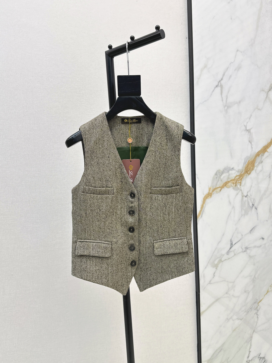 NO:465514,Gao Zhiyan outfit LP 25Ss———The latest autumn and winter old-fashioned casual outfit single-breasted suit vest custom mixed line herringbone fabric retro elegant slim fit style cut single layering is versatile. Casual commuting must be available in one color spot on sale sml, loro piano, business suit, alexander wang19860909高智感穿搭 LP 25Ss————秋冬最新款老钱风休闲穿搭单排扣西装马甲 定制混线人字纹面料 复古优雅修身版型剪裁单穿叠搭都百搭 休闲通勤必备 一色现货发售sml,,loro piana,business suit,alexander wang,Women's clothing