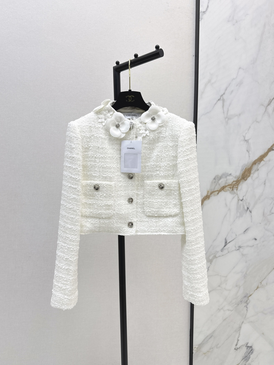 NO:465500,Exclusive model C home 25Ss———The latest three-dimensional flower decoration small short jacket customized plaid braided fabric heavy weight three-dimensional handmade small flower decoration beautifully ~ summer vacation or daily photography is perfect for you. One-color spot sale sml, chanel, jackets & coats, alexander wang19860909独家款 C家 25Ss————秋冬最新款立体花朵装饰小短款外套定制格纹编织面料 重磅有分量 立体手工小花朵装饰 美炸啦～夏季度假或者日常拍照妥妥的好看 一色现货发售sml,,chanel,jackets & coats,alexander wang,Women's clothing