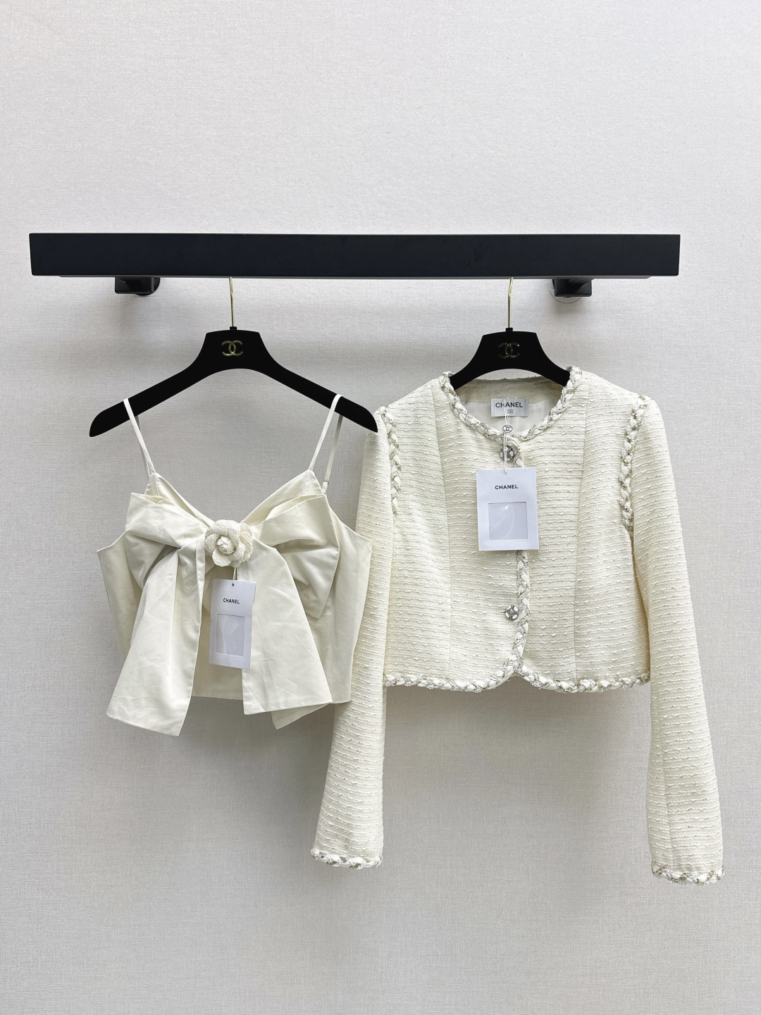 NO:465489,Exclusive model C home 25Ss———The latest autumn and winter coco girls’ outfits with two-piece camellia decorative bow small suspenders + woven strips with small short jackets Customized check woven fabrics Heavy weight Three-dimensional handmade small flower decoration Beautiful ~ Daily photography is absolutely beautiful Two-color split development SML on sale in stock, Chanel, Jackets & coats, Alexander wang19860909独家款 C家 25Ss————秋冬最新款coco女孩穿搭两件套山茶花装饰蝴蝶结小吊带+编织镶边小短款外套 定制格纹编织面料 重磅有分量 立体手工小花朵装饰 美炸啦～日常拍照妥妥的好看 两色分开发 现货发售sml外,,chanel,jackets & coats,alexander wang,Women's clothing