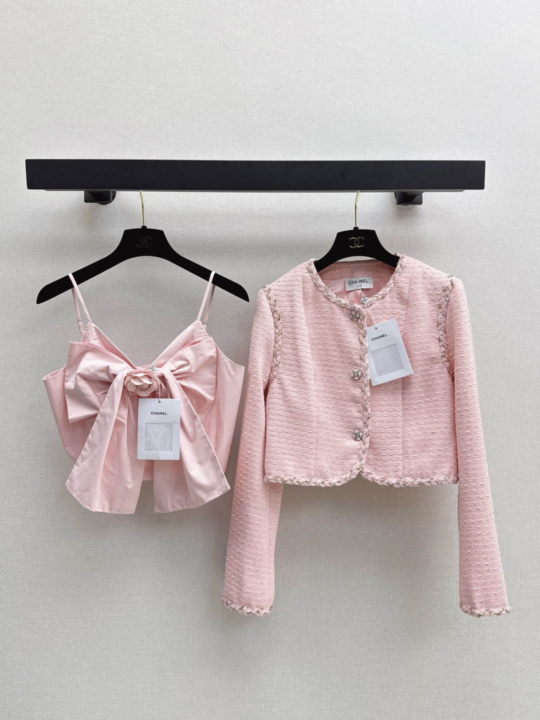 NO:465530,Exclusive model C home 25Ss———The latest autumn and winter coco girls’ outfits two-piece camellia decorative bow small suspender + braided stripe with small short jacket Customized checked woven fabric Heavy weight Three-dimensional handmade small flower decoration Beautiful ~ Daily photography is absolutely beautiful Two-color split development SML on sale in stock, Chanel, Jackets & coats, Alexander wang19860909独家款 C家 25Ss————秋冬最新款coco女孩穿搭两件套山茶花装饰蝴蝶结小吊带+编织镶边小短款外套 定制格纹编织面料 重磅有分量 立体手工小花朵装饰 美炸啦～日常拍照妥妥的好看 两色分开发 现货发售sml外,,chanel,jackets & coats,alexander wang,Women's clothing