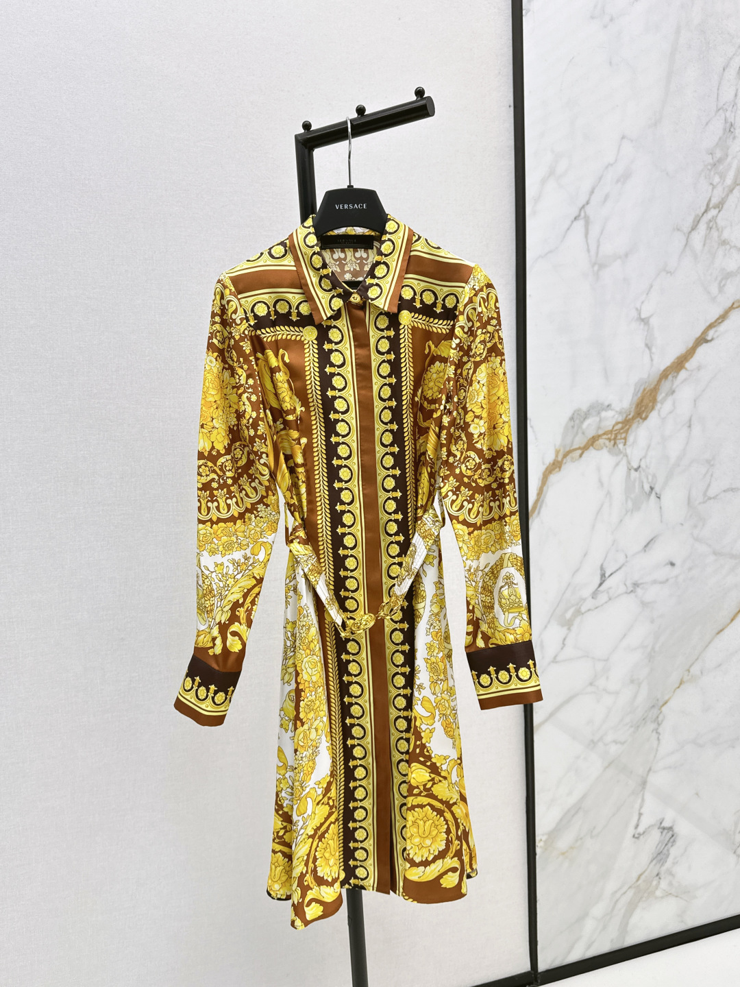 NO:467493,Ver 25Ss———————The latest Baroque positioning printed silk dress with rich gold and brown interwoven colors 100% silk twill fabric Medusa metal buckle super beautiful original positioning printed pattern Distribution metal buckle belt Classic small lapel waist large skirt style is not picky retro fashionable and high-end items Super slim on the upper body One-color spot smlxl, skirts, real silk, alexander wang19860909Ver 25Ss————早秋最新款巴洛克定位印花真丝连衣裙浓郁的金色与棕色交织色系 百分百真丝斜纹绸面料 美杜莎金属扣超美 原版定位印花图案 配送金属扣腰带 经典小翻领收腰大裙摆版型不挑人 复古时髦又高级的单品 上身超显瘦 一色现货发售smlxl,,skirts,real silk,alexander wang,Women's clothing