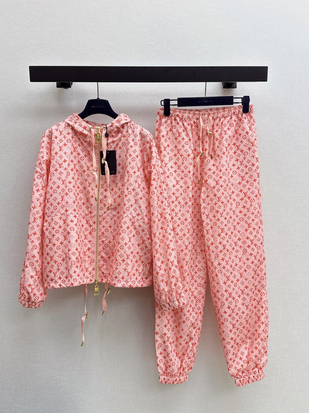 NO:467485,Jacket trousers L home 25Ss——————The latest presbyterian casual suit in early autumn, hooded zipper jacket + elastic waist tying pants, a set of top-body casual and fashionable and handsome, as a sunscreen jacket in summer, also awesome, appearance, the non-sex style is loose and slim, with drawstring waist design, positioned presbyterian cut, very eye-catching and age-reducing, custom hardware accessories are very good, two-color split development, spot-on sml,,louis vuitton, jackets & coats,hats,alexander wang19860909外套长裤L家 25Ss————早秋最新款老花休闲套装 连帽拉链外套+松紧腰束脚裤 一套上身休闲时髦又帅气 夏季当防晒外套也是绝绝子 颜值担当 不挑人的版型宽松且显瘦 自带抽绳收腰设计 定位的老花裁剪 非常吸睛减龄 定制的五金配件细节做工都很赞 两色分开发 现货发售sml,,louis vuitton,jackets & coats,hats,alexander wang,Women's clothing