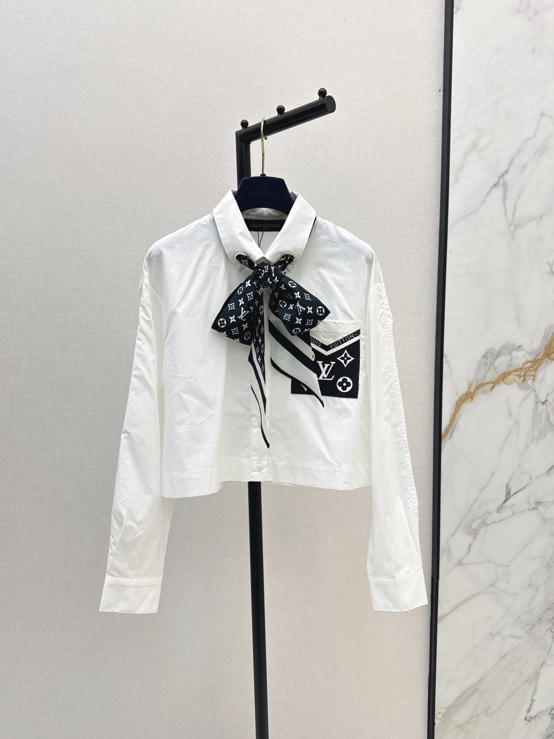 NO:467478,L Home 25Ss———————The latest logo of early autumn old silk scarf decorative small short shirts recommended shirts. Classic and stylish. All kinds of clothes can be perfectly controlled. High-end ready-to-wear method. The details are so beautiful. Exquisite and daily. With silk scarf. Two colors are available for sale in stock., louis vuitton,shirts,real silk,alexander wang19860909L家 25Ss————早秋最新款logo老花丝巾装饰小短款衬衫爆款推荐衬衣 经典又有型 各种都能完美驾驭 高级成衣做法 细节美到爆 精美又日常 配真丝丝巾 两色现货发售sml,,louis vuitton,shirts,real silk,alexander wang,Women's clothing