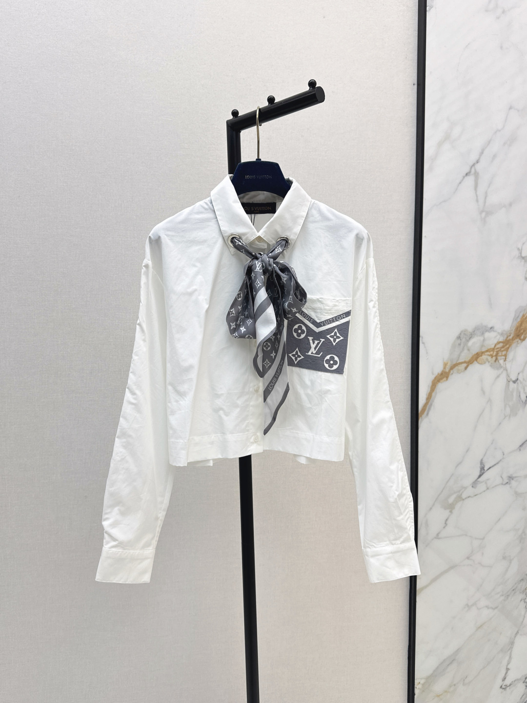 NO:467471,L Home 25Ss———————The latest logo of early autumn old silk scarf decorative small short shirts recommended shirts. Classic and stylish. All kinds of clothes can be perfectly controlled. High-end ready-to-wear method. The details are so beautiful. Exquisite and daily. With silk scarf. Two colors are available for sale in stock., louis vuitton,shirts,real silk,alexander wang19860909L家 25Ss————早秋最新款logo老花丝巾装饰小短款衬衫爆款推荐衬衣 经典又有型 各种都能完美驾驭 高级成衣做法 细节美到爆 精美又日常 配真丝丝巾 两色现货发售sml,,louis vuitton,shirts,real silk,alexander wang,Women's clothing