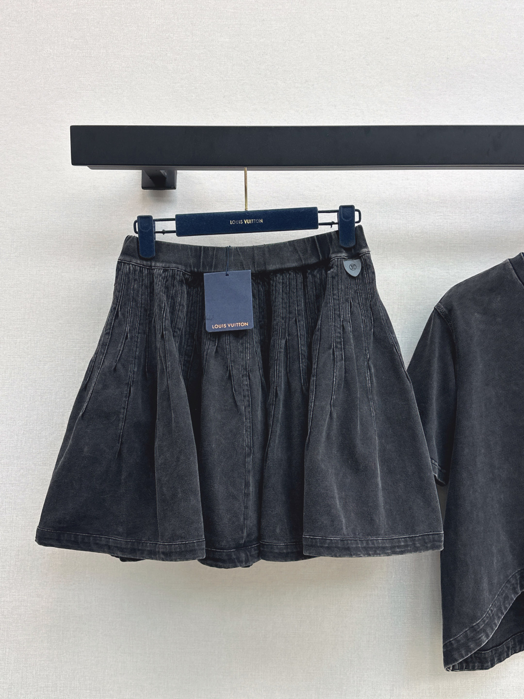 NO:467464,L Home 25Ss———The latest old-fashioned pleated skirt for early autumn, black washing-out jeans, excellent texture, elastic high-waisted leather logo embellishment exquisite and fashionable, side pockets on both sides, super practical, cool girlish, style is very concealed, good for body shape, matched with short sleeves in the same series, cool American retro feel is grasped, one color is available for sale in stock smlxl,,louis vuitton, skirts, T-shirt, alexander wang19860909L家 25Ss———早秋最新款做旧牛仔百褶半裙 黑色洗水做旧牛仔 质感绝了 松紧高腰小皮牌logo点缀精致又时髦 两侧侧袋口袋 超级实用 酷酷的少女感 版型很遮肉 对身材包容性很好 搭配同系列短袖 酷酷的美式复古感拿捏住了 一色现货发售smlxl,,louis vuitton,skirts,T-shirt,alexander wang,Women's clothing