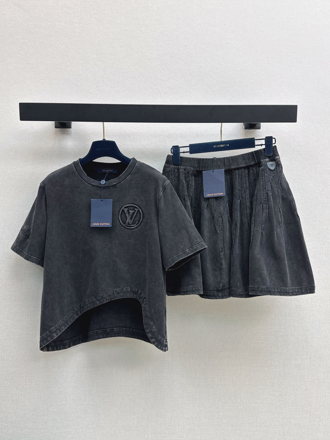 NO:467457,L Home 25Ss———The latest curved hem short-sleeved T-old old cotton fabric, curved design, chest embossed large logo embellished with small leather logo embellished with skirts in the same series, easy to wear to create a refreshing and age-reducing temperament. Super easy to match. It can be used for commuting or important occasions. Two colors are available for sale in stock,,louis vuitton, skirts, T-shirt, alexander wang19860909L家 25Ss———早秋最新款弧形下摆短袖T 做旧纯棉面料 衣摆弧形设计 胸口浮雕大logo点缀袖身小皮牌logo点缀 搭配同系列半身裙 轻松穿出清爽减龄气质 超好搭配 通勤或者重要场合都驾驭得住 两色现货发售sml,,louis vuitton,skirts,T-shirt,alexander wang,Women's clothing