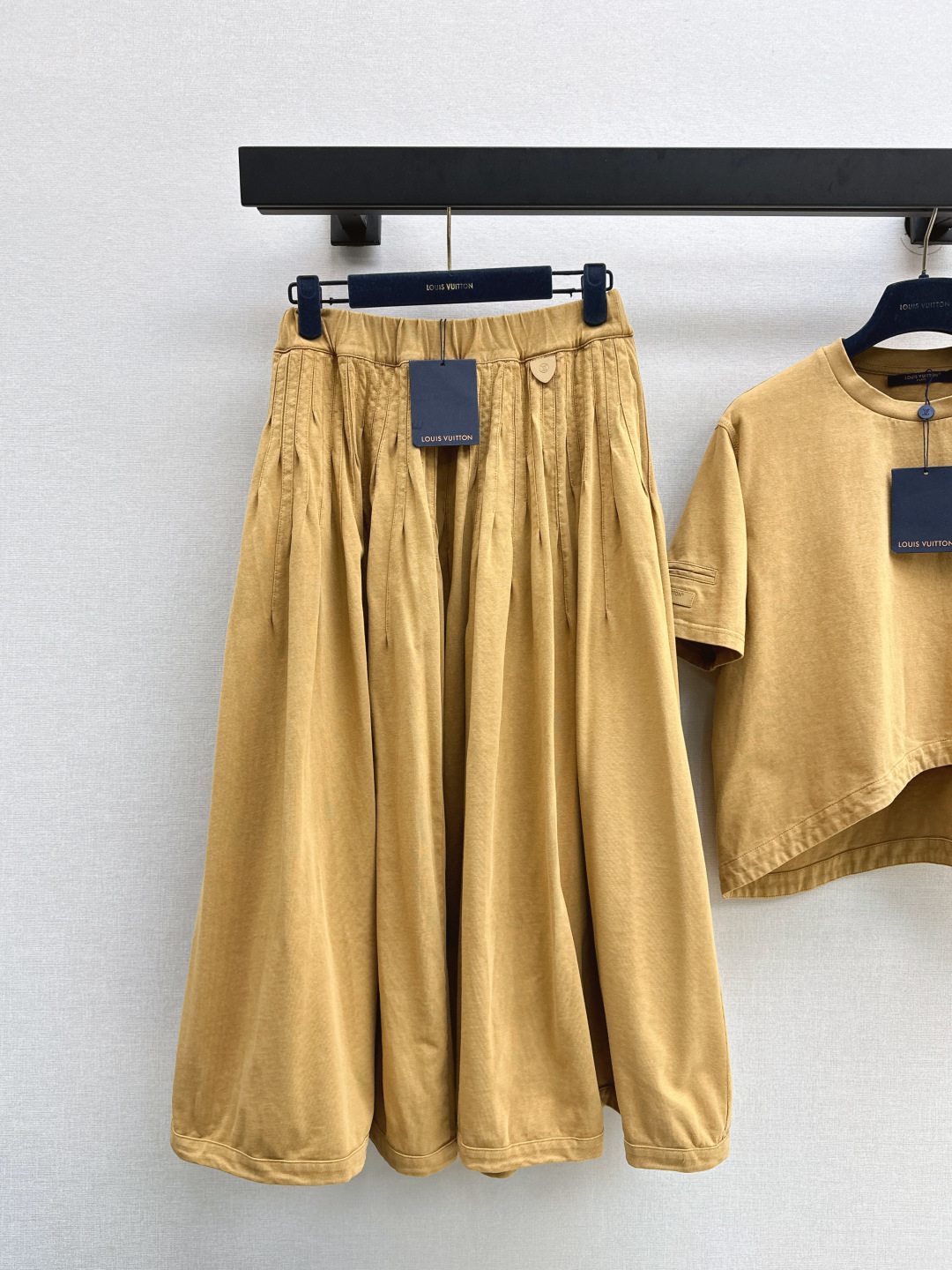 NO:467450,L Home 25Ss——————The latest high-waist pleated long skirt with a great texture in early autumn, khaki pure cotton fabric, elastic high-waist leather logo embellishment exquisite and fashionable, side pockets on both sides, super practical, the style is very concealed, and the body is very inclusive. Matched with the same series of short sleeves, the cool American retro feel is grasped. One color is available for sale in stock smlxl,,louis vuitton, skirts, T-shirt, alexander wang19860909L家 25Ss————早秋最新款高腰百褶长款半裙质感绝了 卡其色纯棉面料 松紧高腰皮牌logo点缀精致又时髦 两侧侧袋口袋 超级实用 版型很遮肉 对身材包容性很好 搭配同系列短袖 酷酷的美式复古感拿捏住了 一色现货发售smlxl,,louis vuitton,skirts,T-shirt,alexander wang,Women's clothing